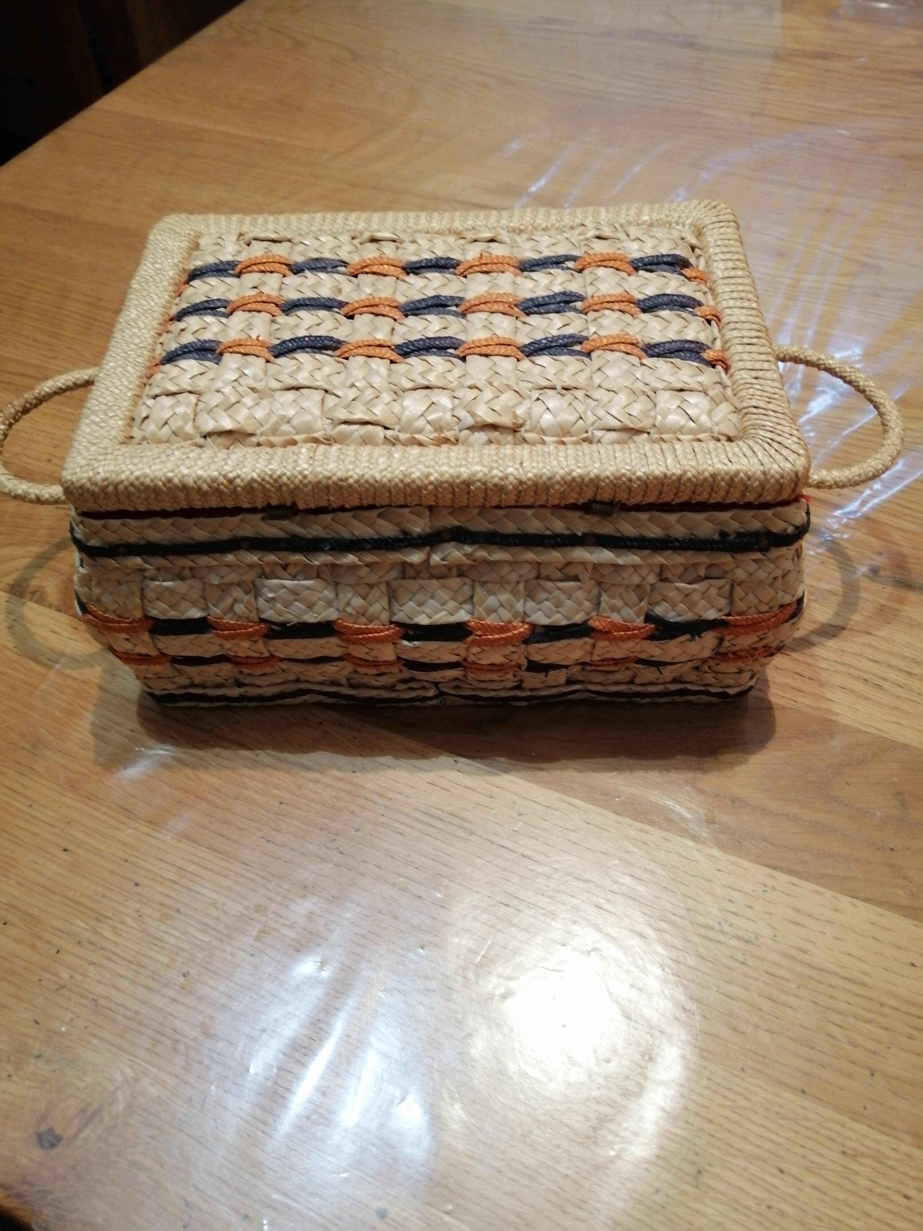 Petite boite a couture en osier vintage