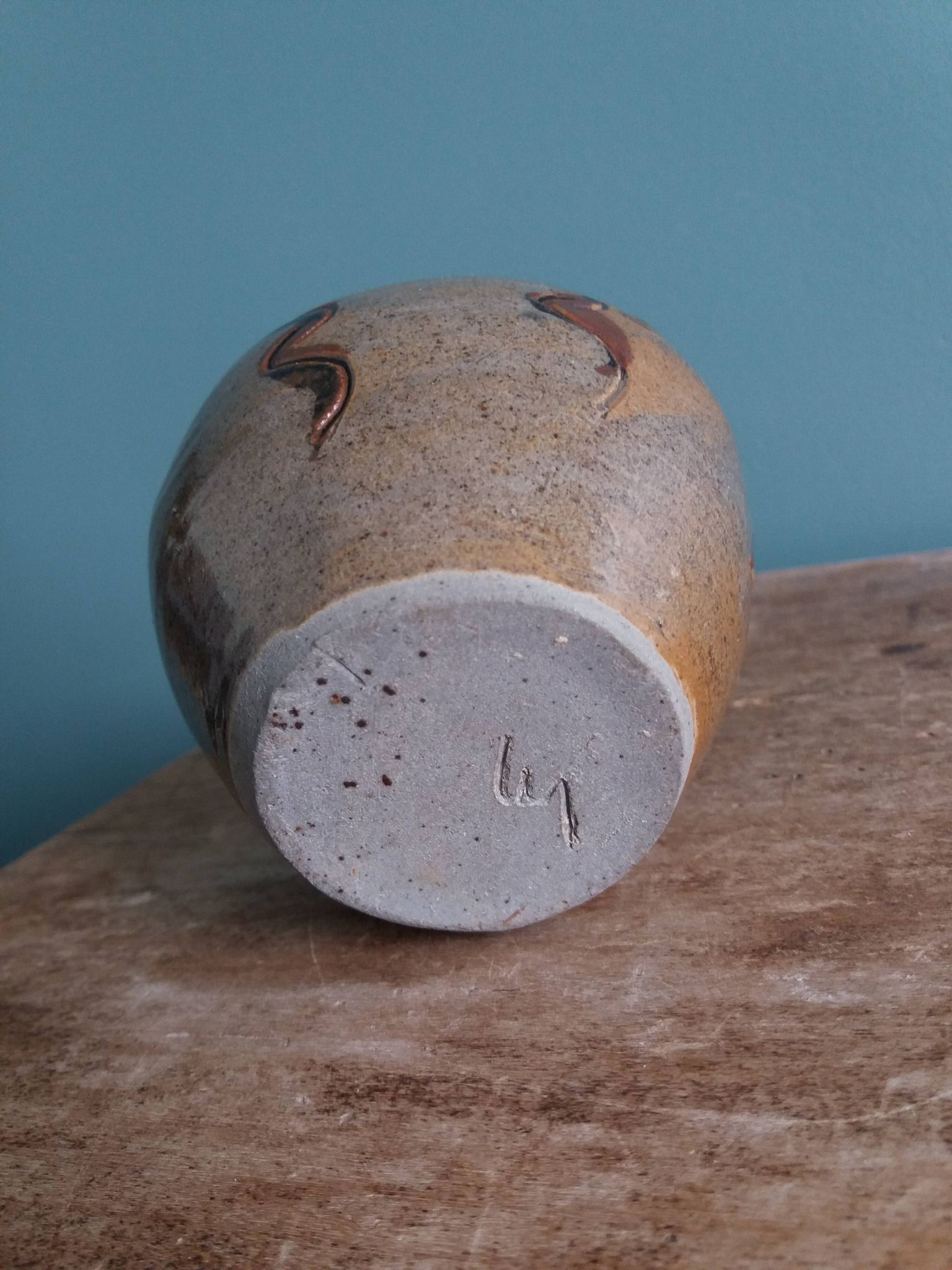 Vase pique fleur signé