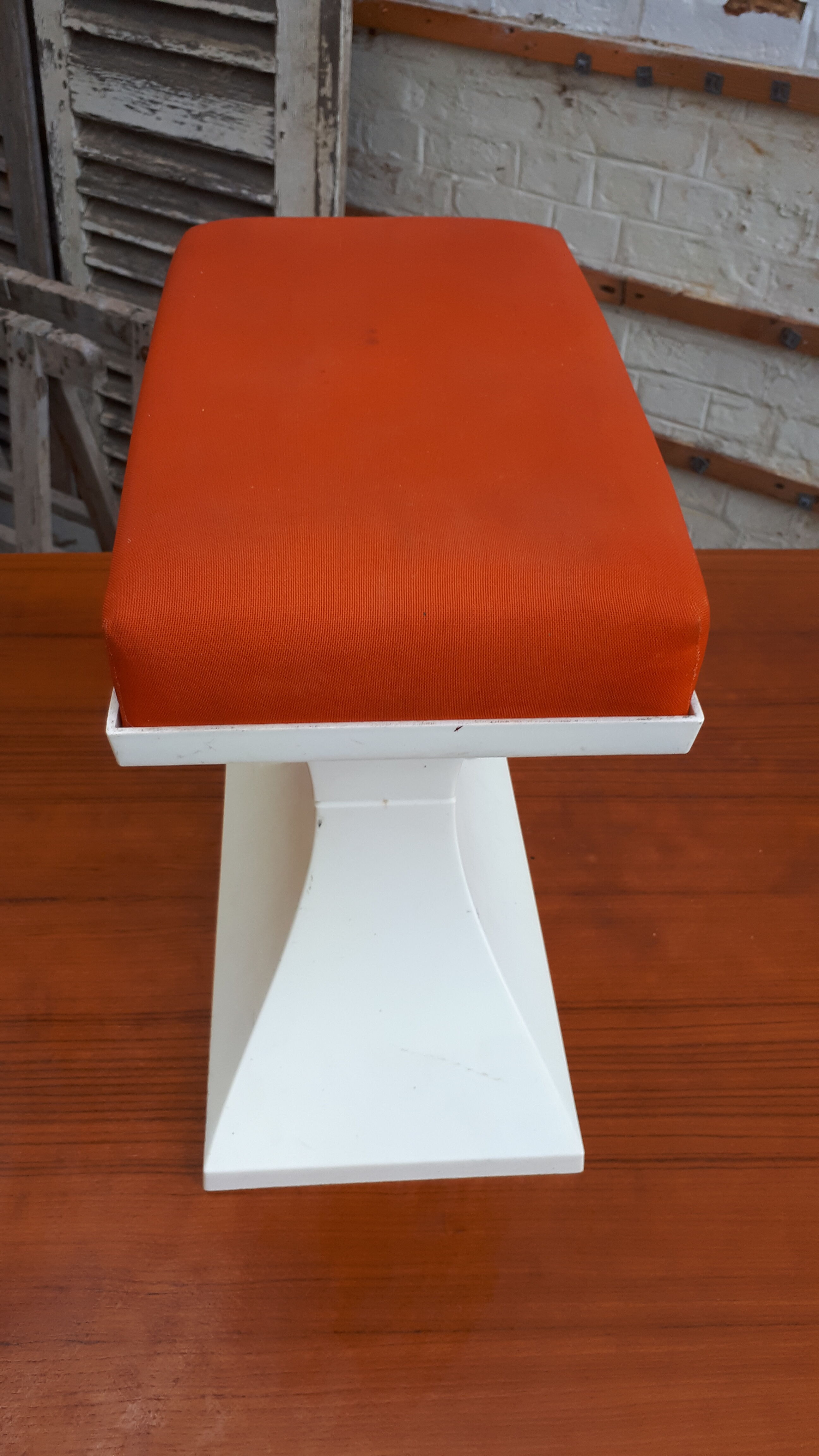 70's white and orange Prisunic Tabouret