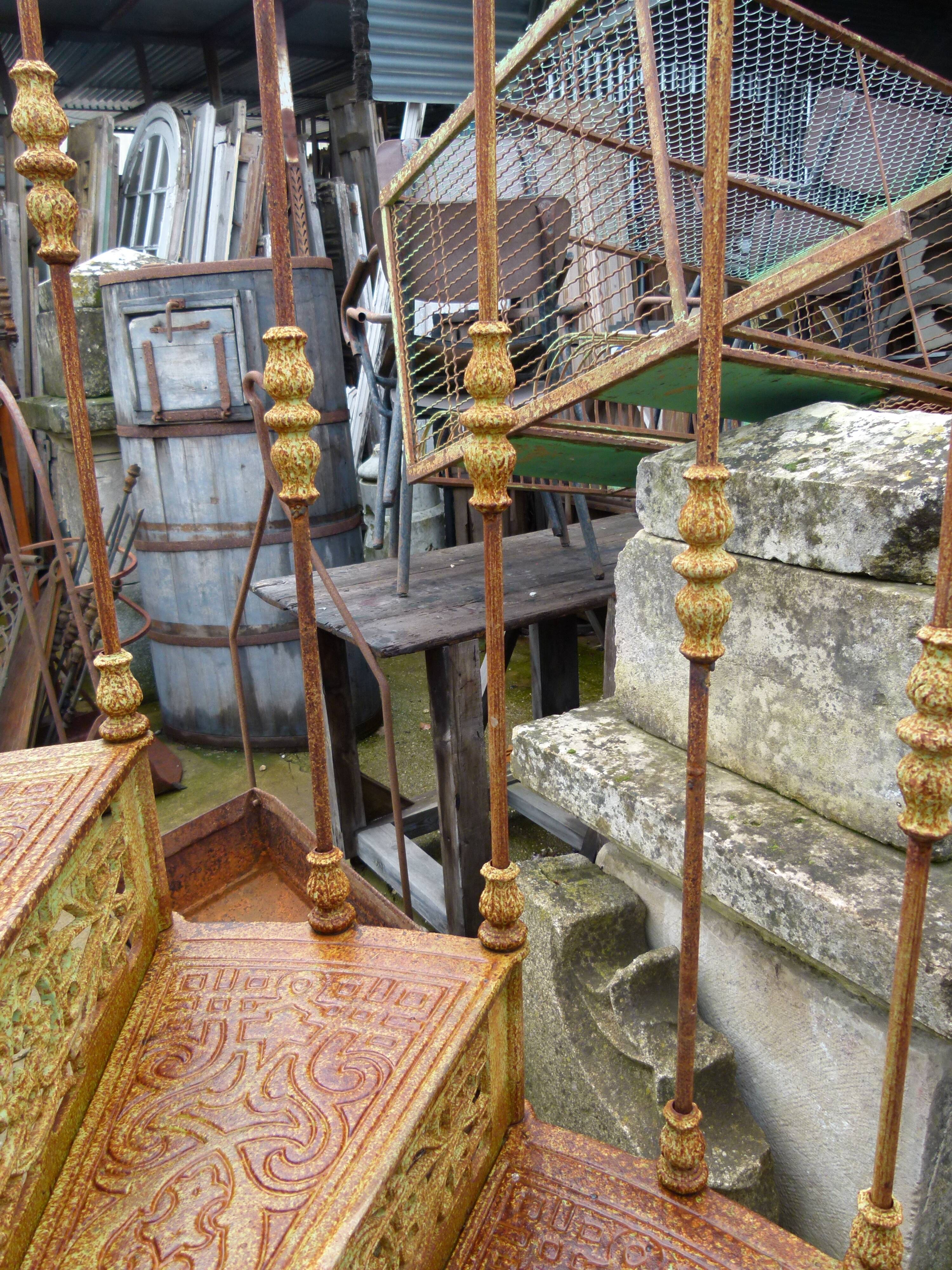 XXeme iron-cast spiral staircase