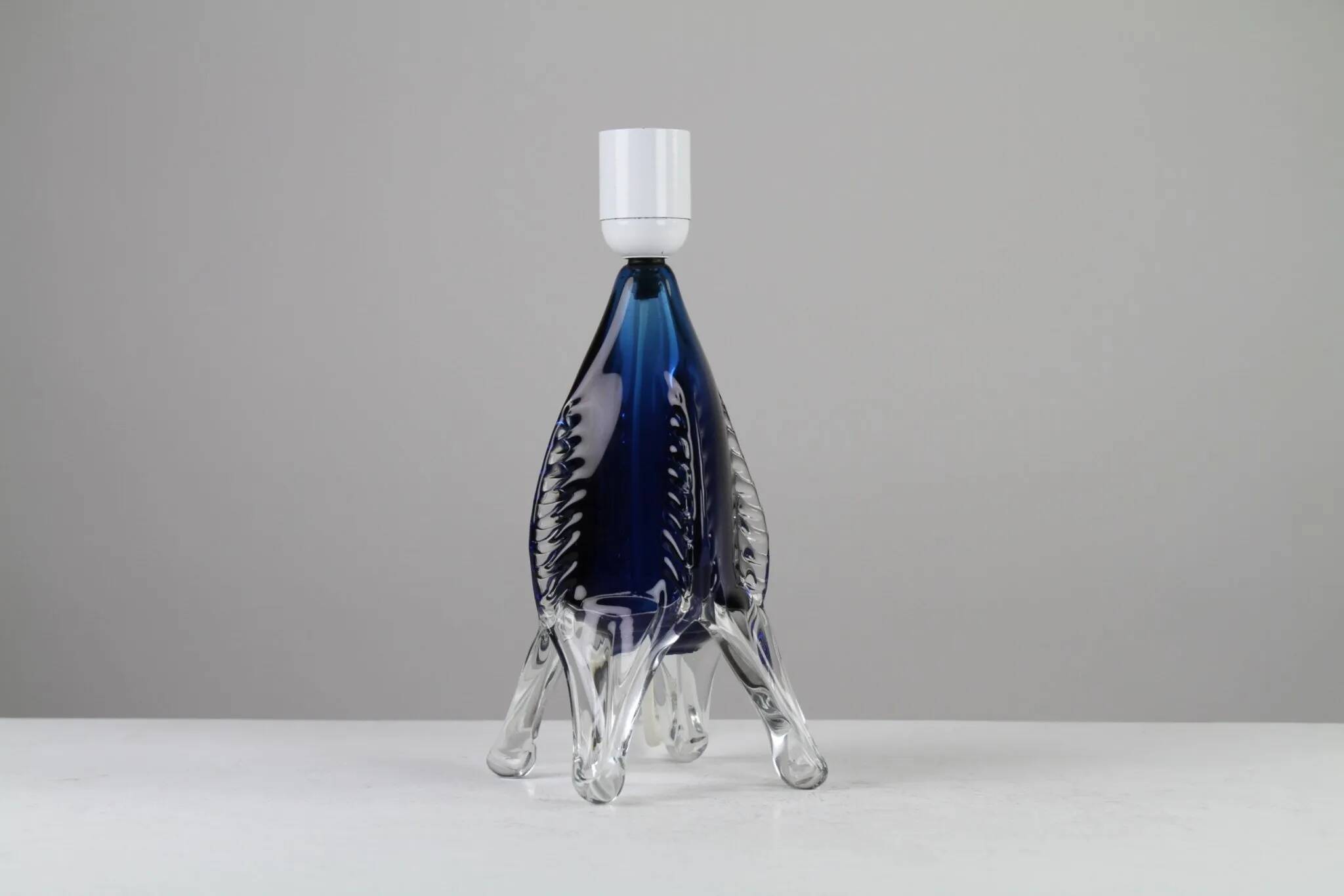 Lampe de table en verre art bleu et cristal — Suède, vers 1955-1965