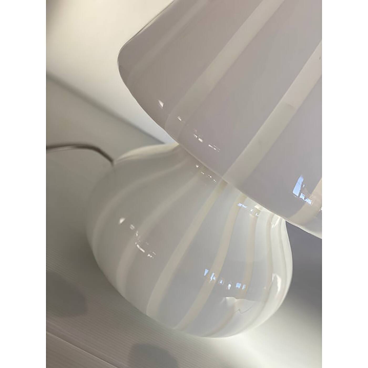 Lampe de table en verre de Murano « Fungo » à rayures blanc laiteux moderne du milieu du siècle