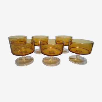 Six verres à pied ambré