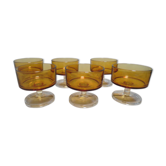 Six verres à pied ambré