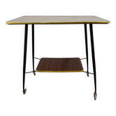 Table d'appoint vintage, galerie de laiton et roulettes, années 1950