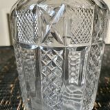 Round carfe in chiseled glass