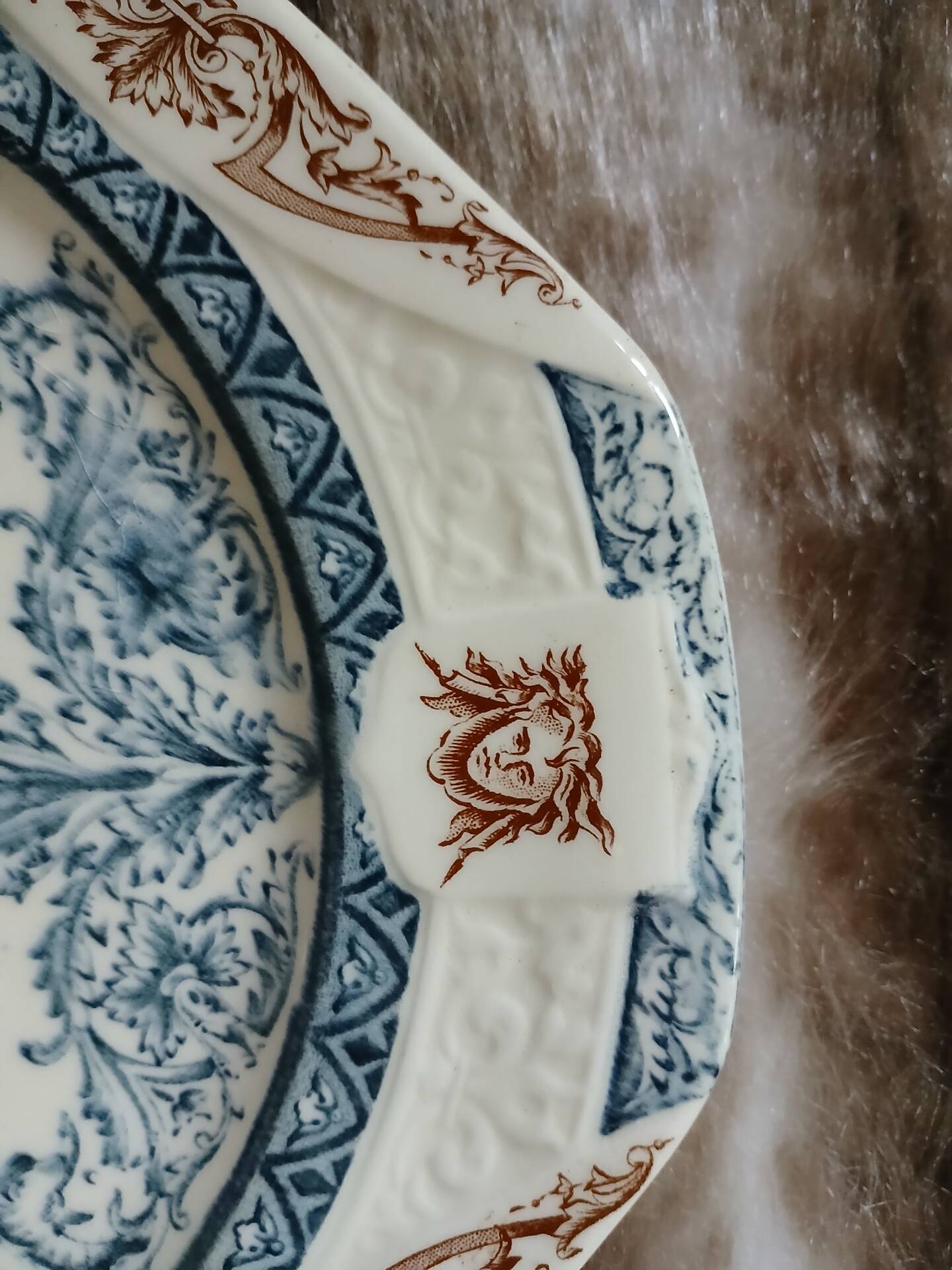 2 assiettes anciennes en Terre de fer Longchamp 