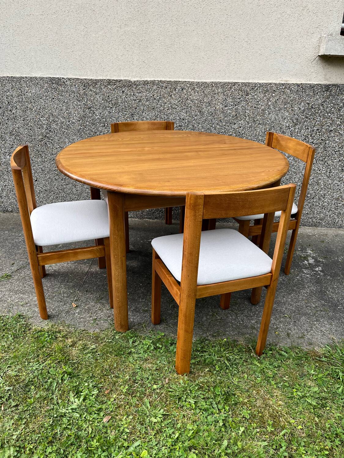 Table and 4 chairs set