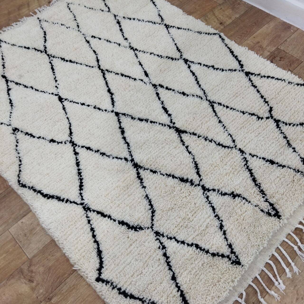 Azilal Berber rug in handmade wool 200 X 140 CM