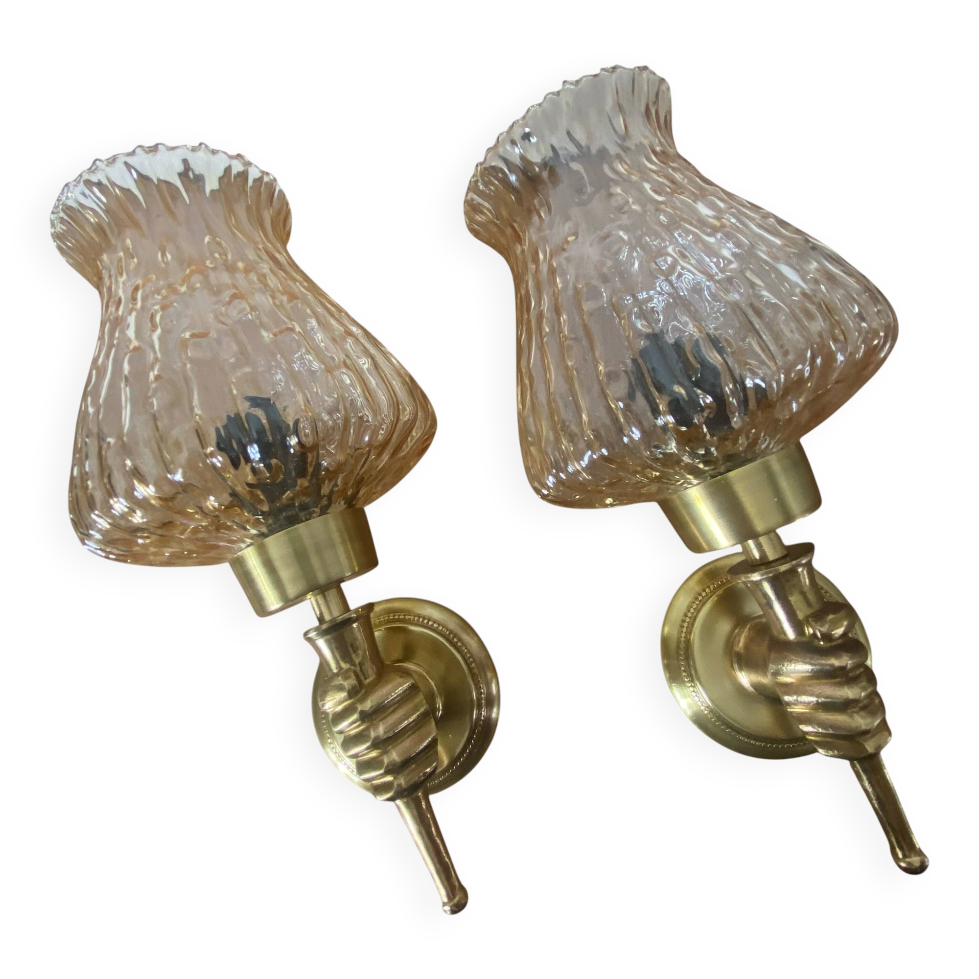 Paire d'appliques murales flambeau main en laiton et tulipes en verre ambre
