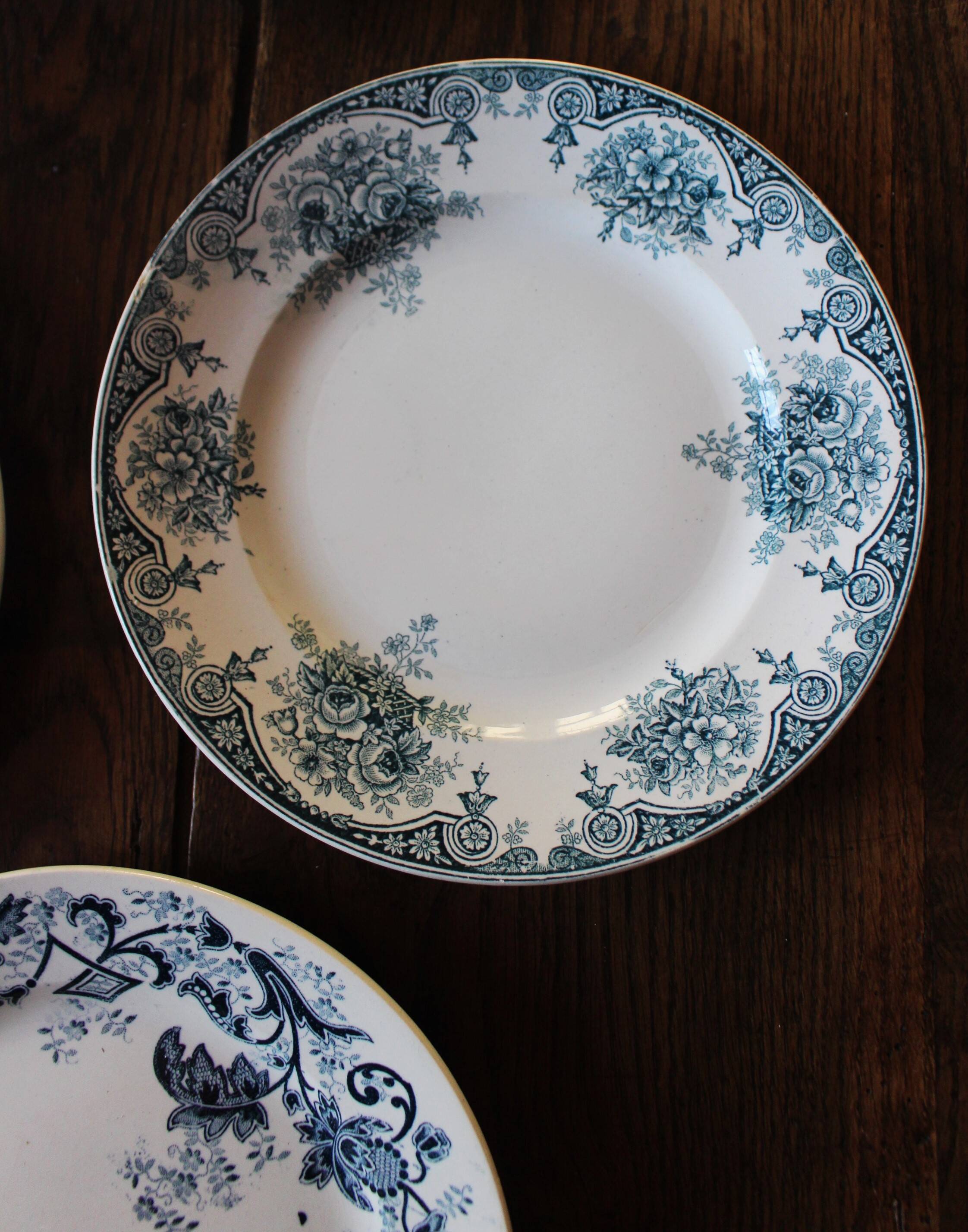 A set of 4 flat plates Terre de fer mismatched blue
