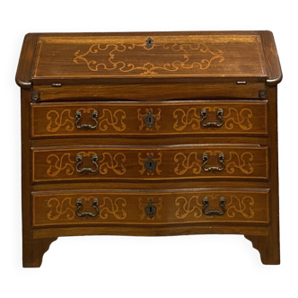 Commode scriban louis XV galbée en marqueterie de bois précieux vers 1900