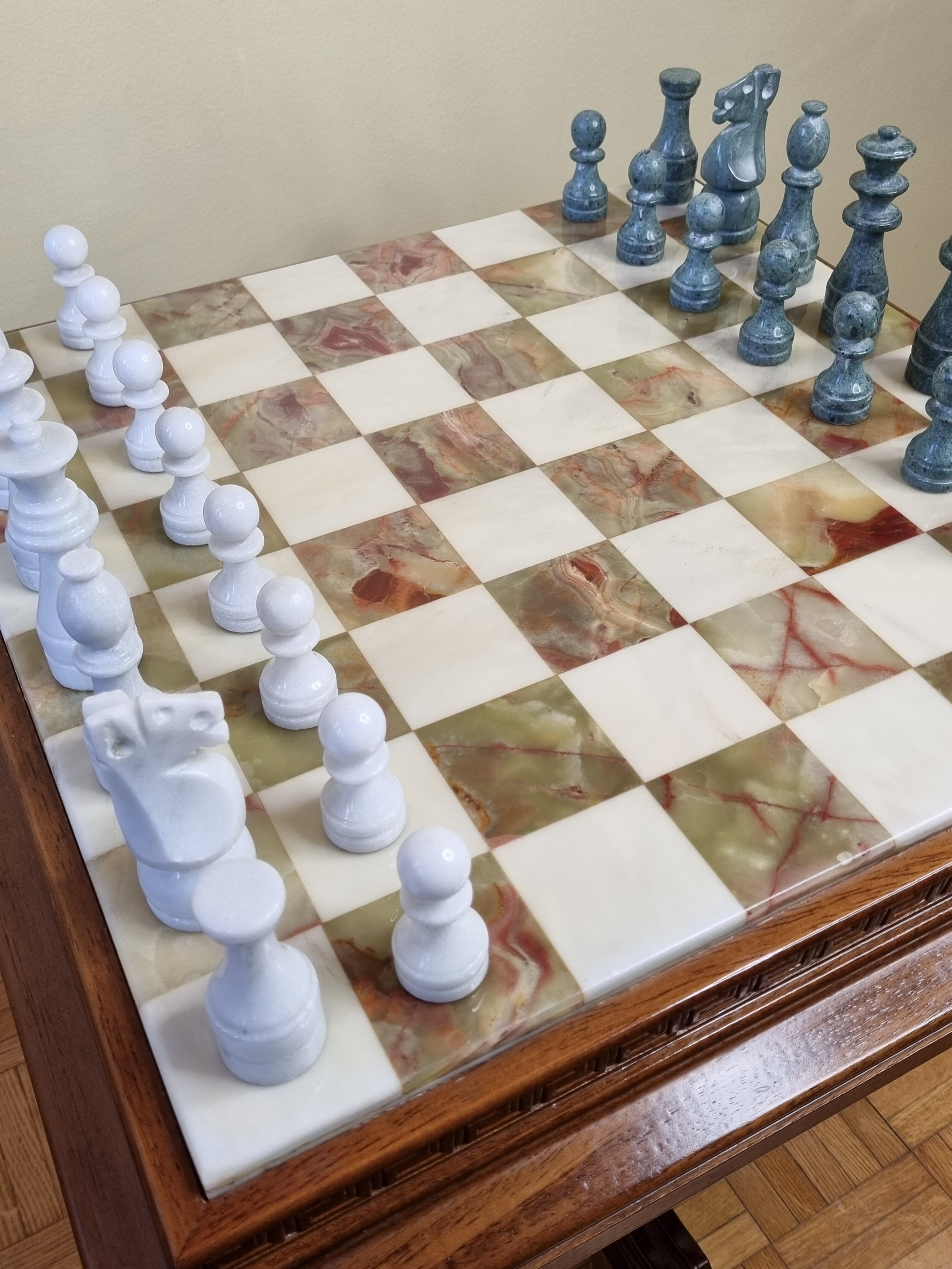 Table et jeu d'échecs en onyx et marbre blanc