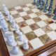 Table et jeu d'échecs en onyx et marbre blanc