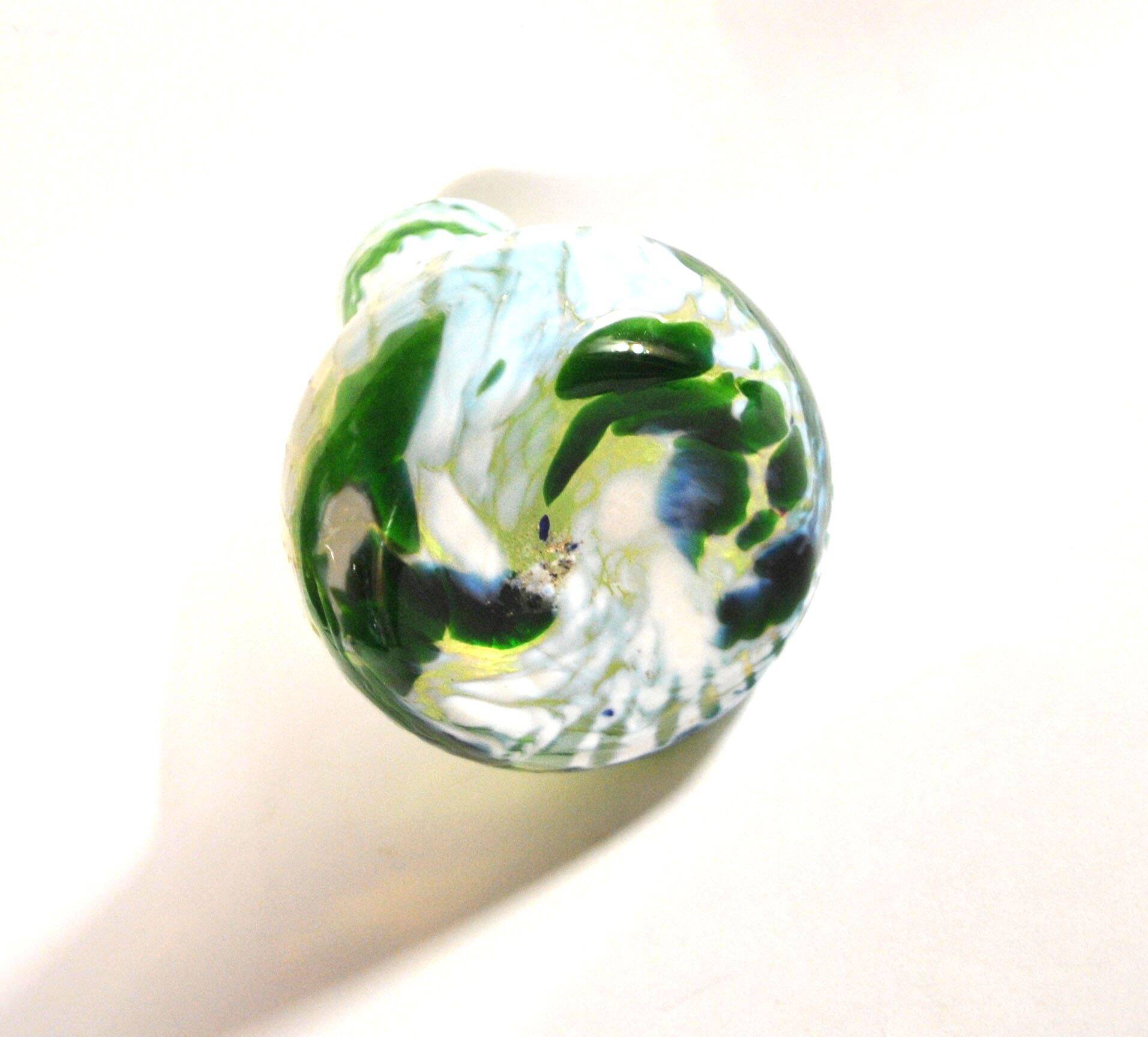 Murano vase in blown glass with green filigree, vintage 1960.