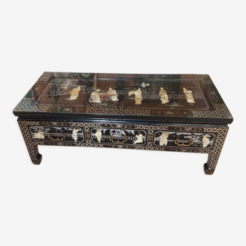 Table basse à tiroirs chinoise motifs en nacre et incrustations
