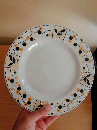 Round peedouche dish in Gien earthenware, birds and orange and black berries