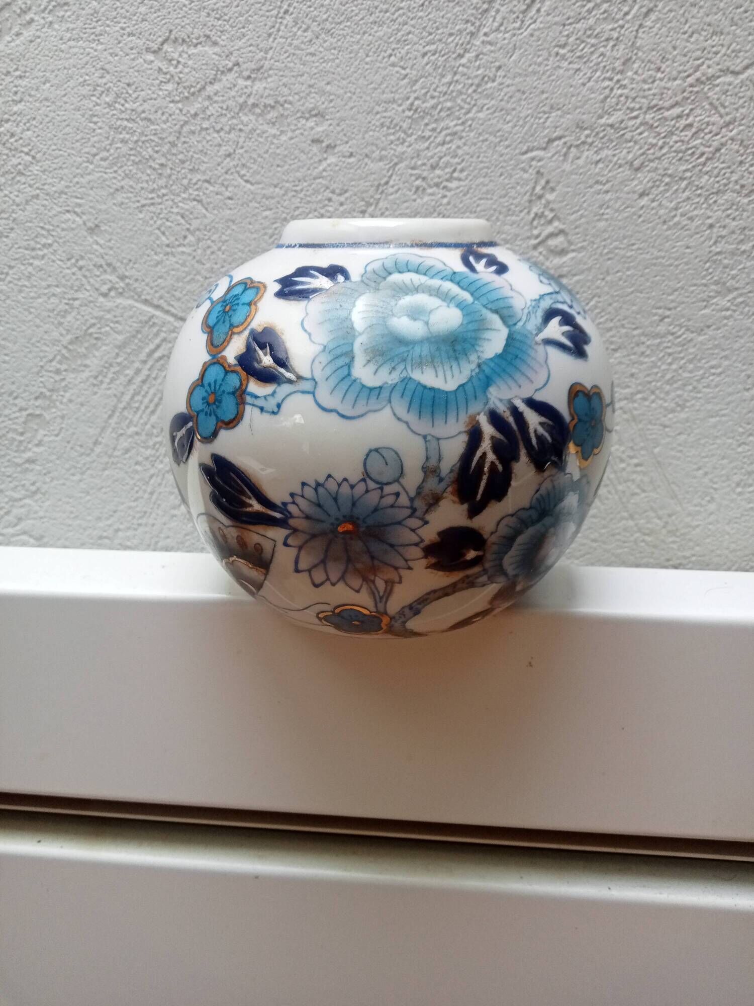 round porcelain vase from China, 19th century, glazed, diameter 11 cm, height 10 cm