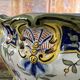 Cache-pot en faïence française polychrome – Décor floral et papillons