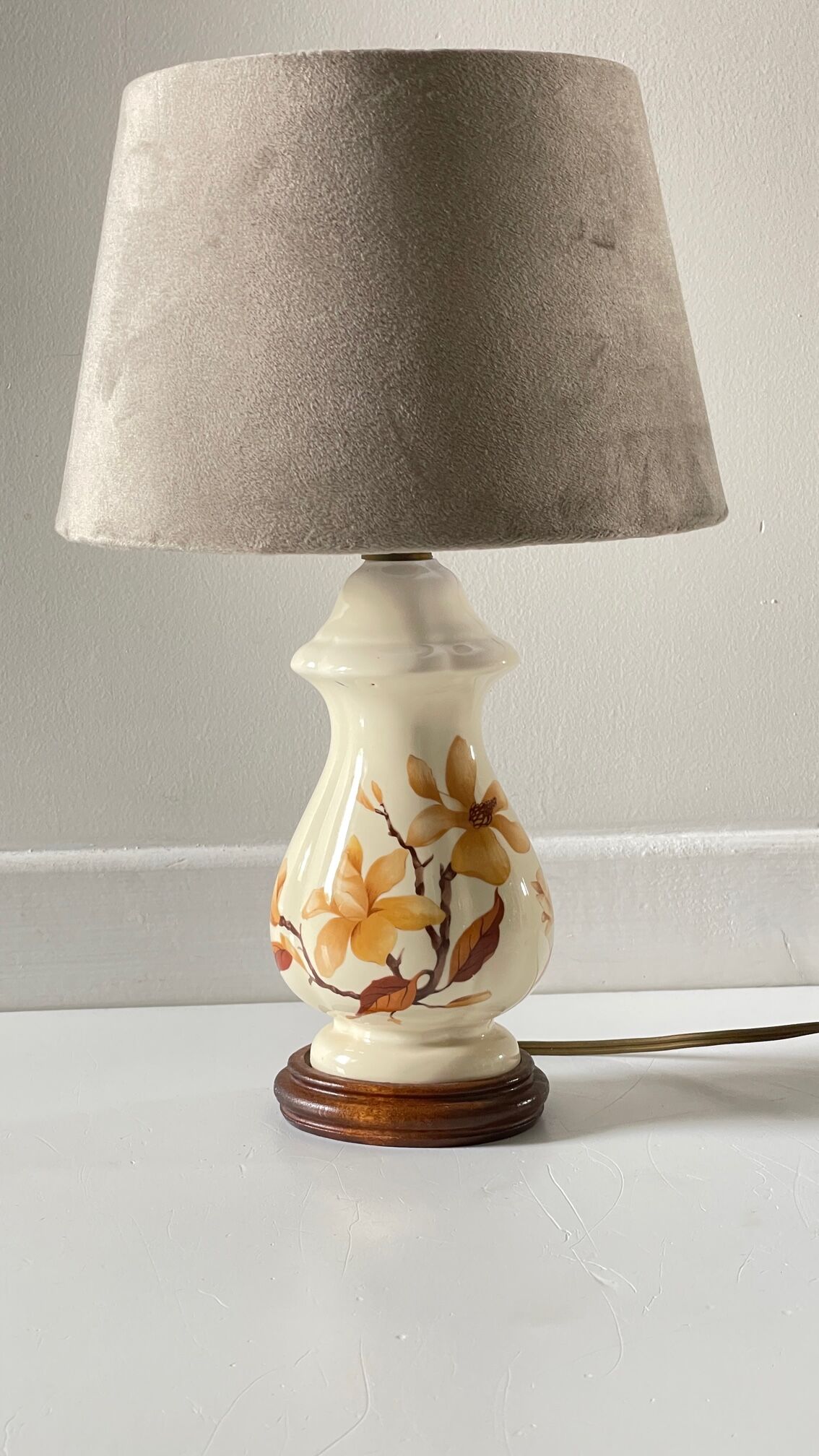 Lamp with vintage ceramic and velvet magnolias