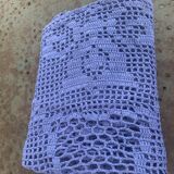 Plaid ou chemin de table artisanal, au crochet bleu violet, vintage
