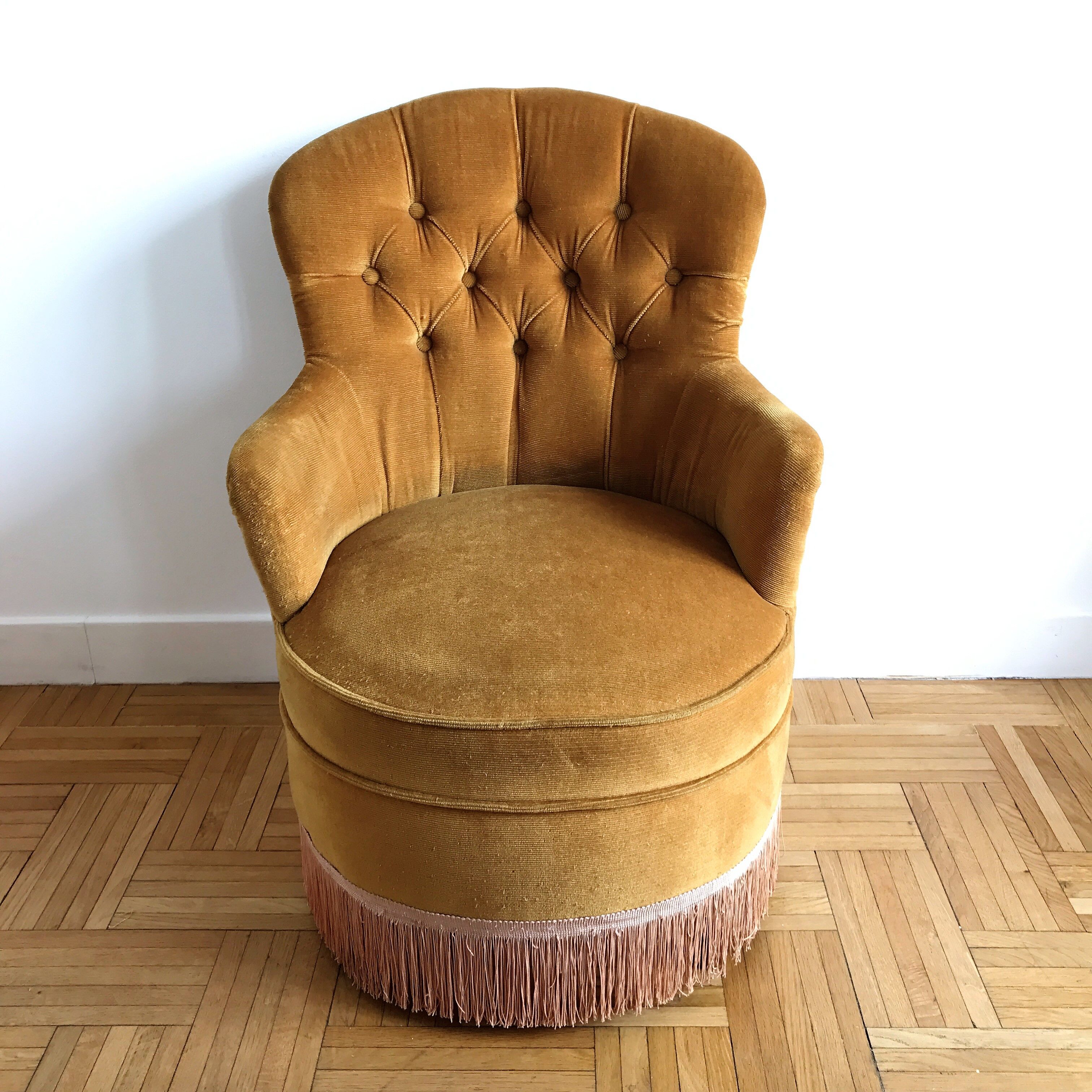 Fauteuil crapaud capitonné en velours jaune