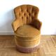 Fauteuil crapaud capitonné en velours jaune