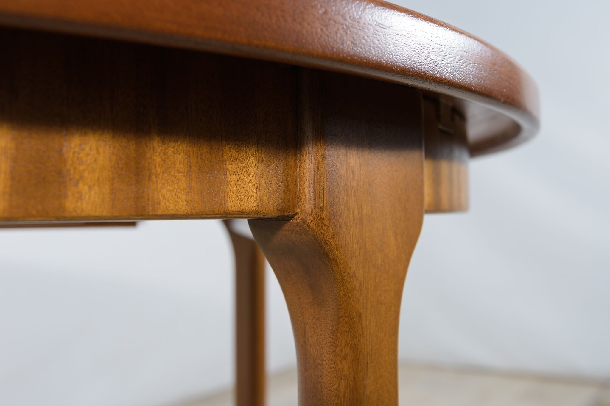 Round extendable dining table from McIntosh, 1960s