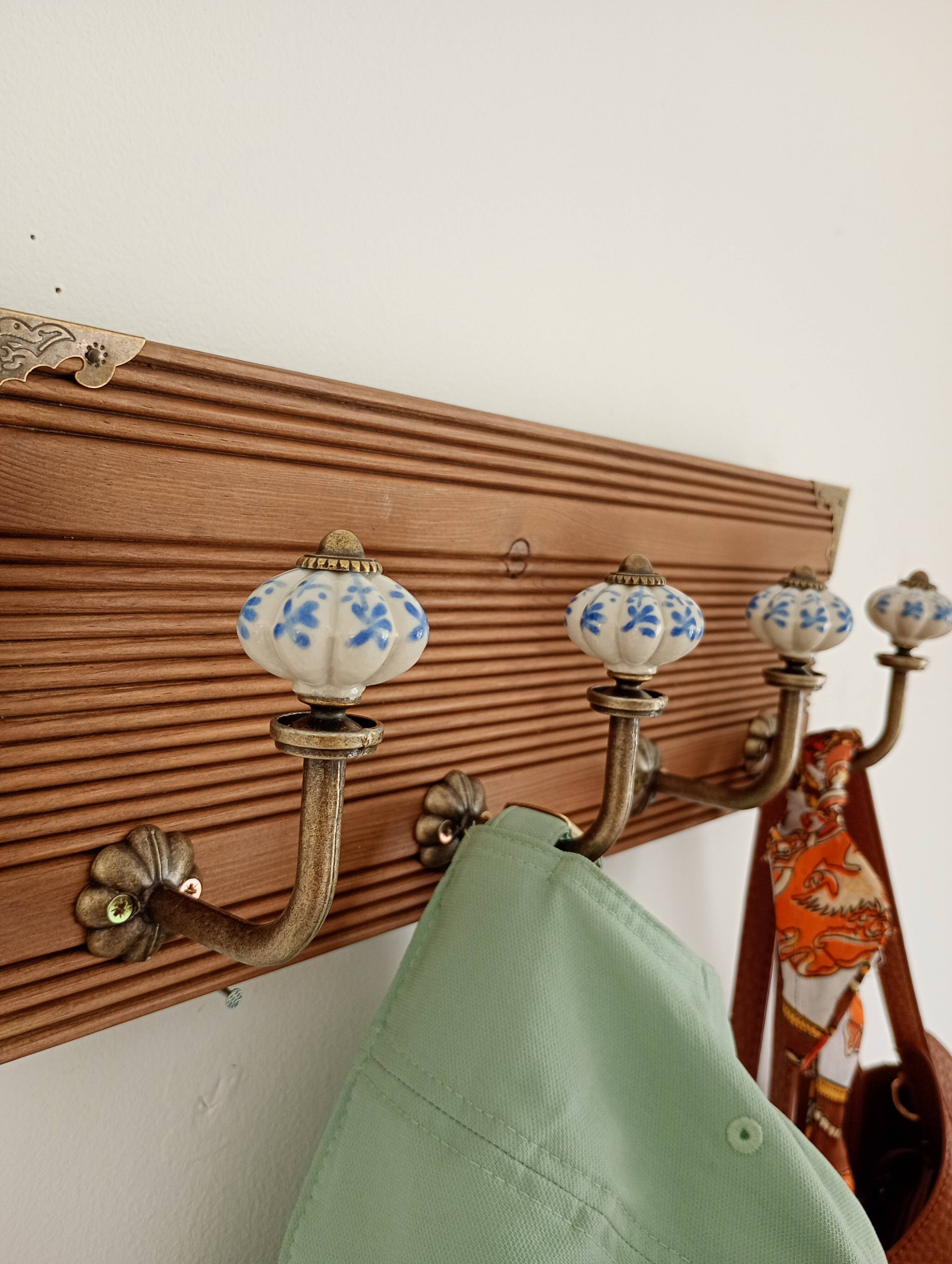 Wall-mounted coat rack with 4 ceramic hooks in blue and white, vintage style.
