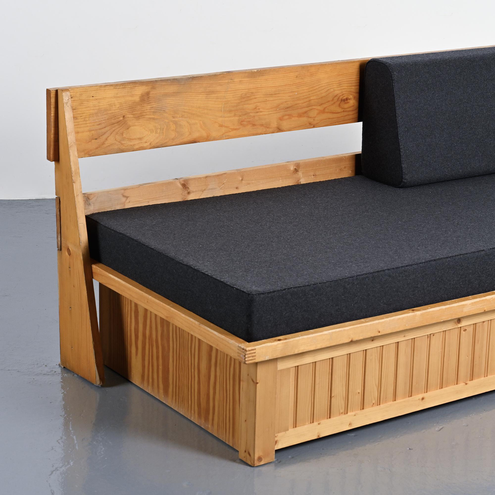 Banquette des Arcs avec dossier par Charlotte Perriand, circa 1973