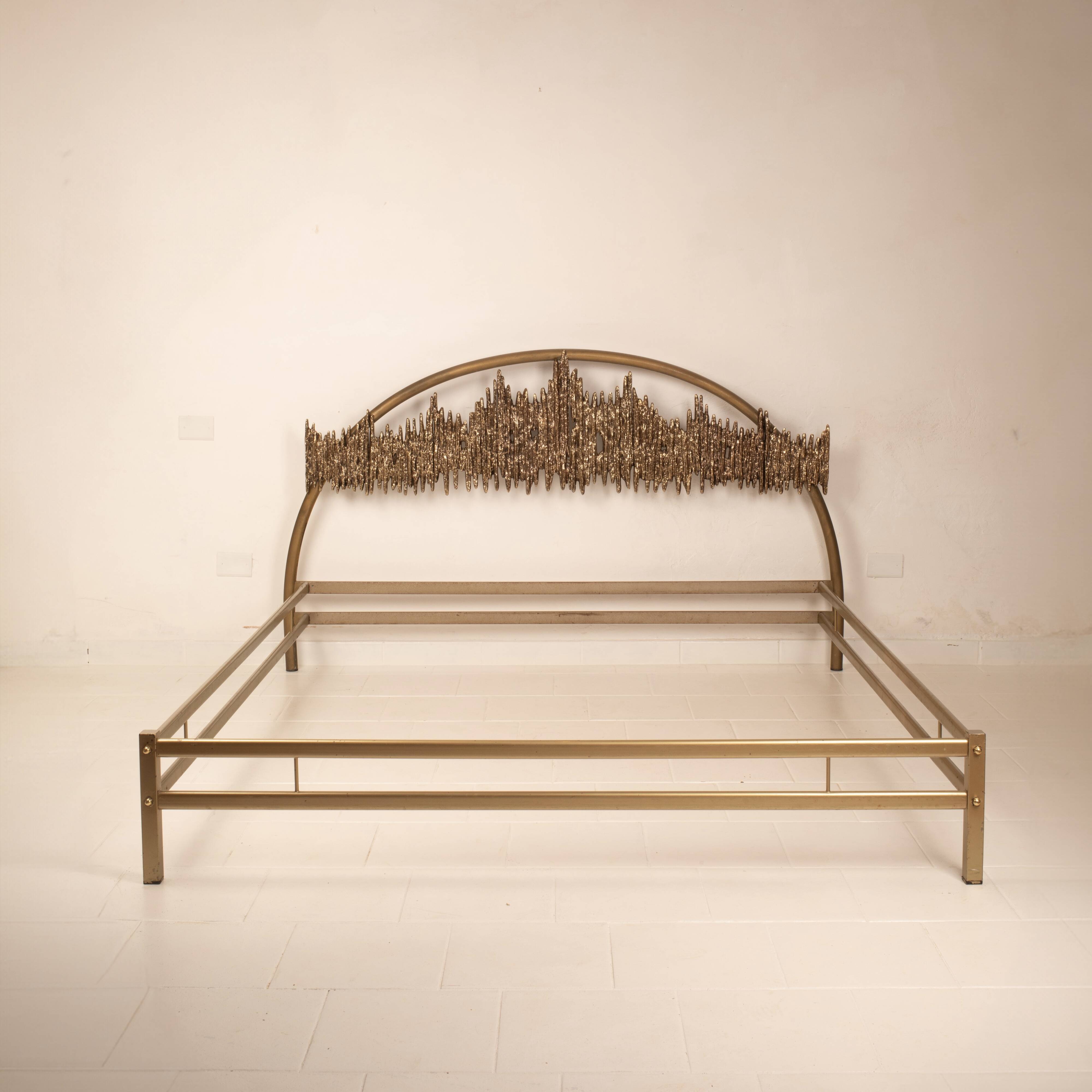 Aurora frame bed by Luciano Frigerio for Frigerio di Desio 1970