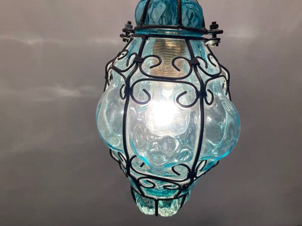 Lot de 2 suspensions en verre de Murano en fer forgé bleu