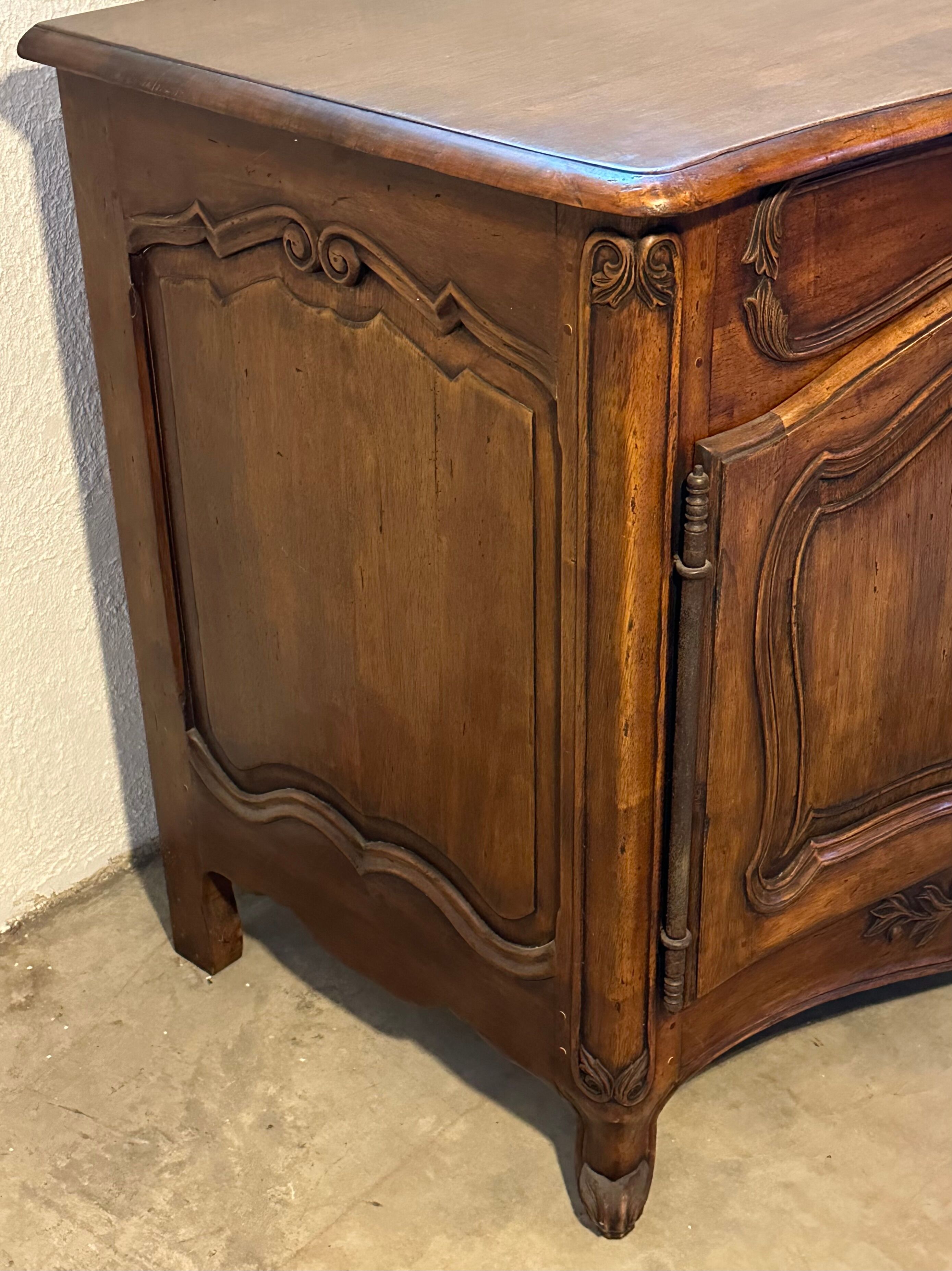 Carved Provencal buffet in Louis XV style with 2 doors