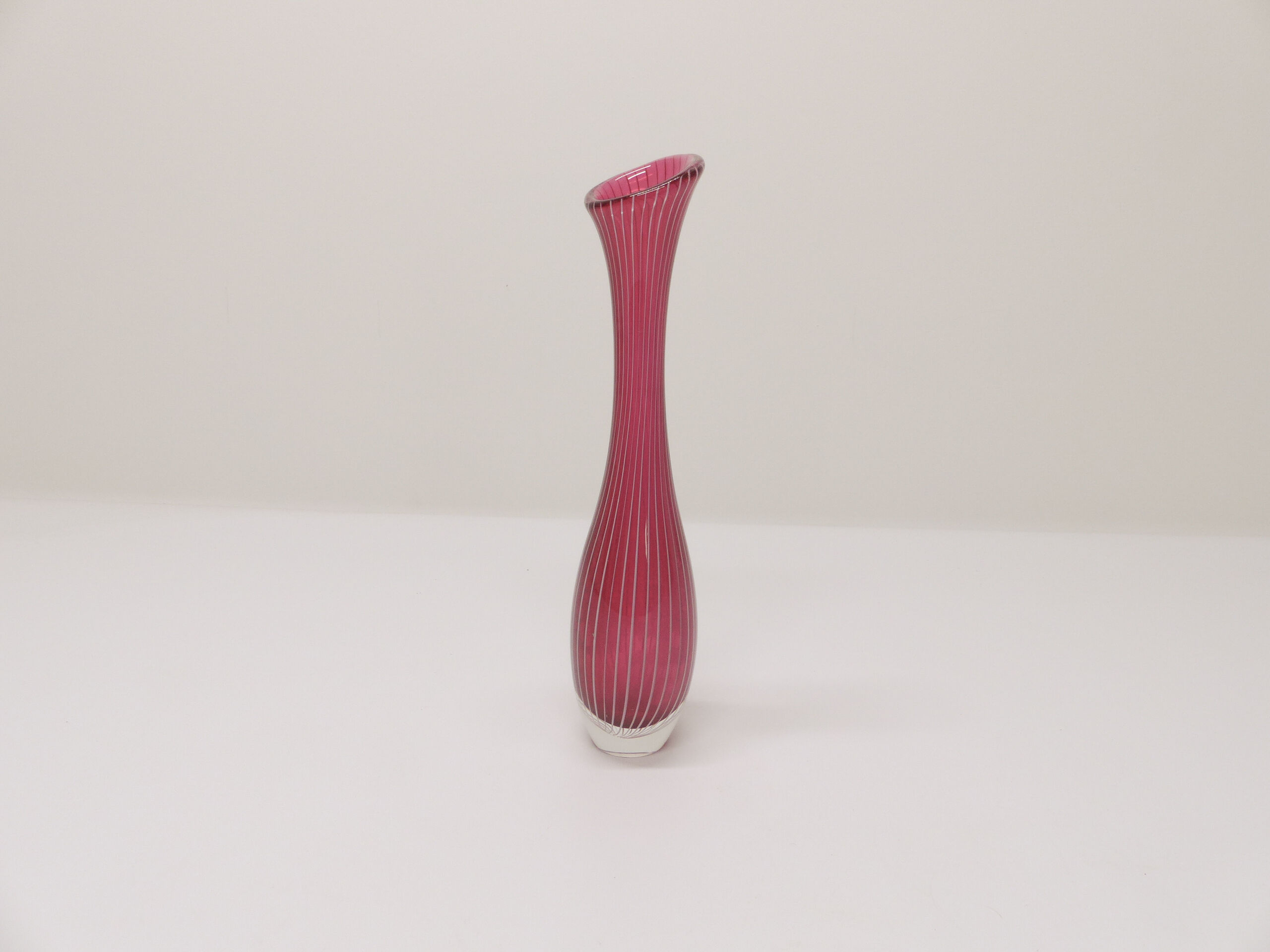 Scandinavian tulip vase in pink glass with fine white canes
