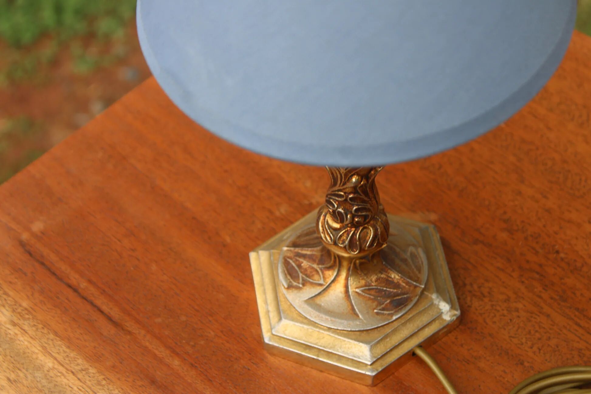 Vintage bedside lamp in gold metal – sculpted base and blue shade