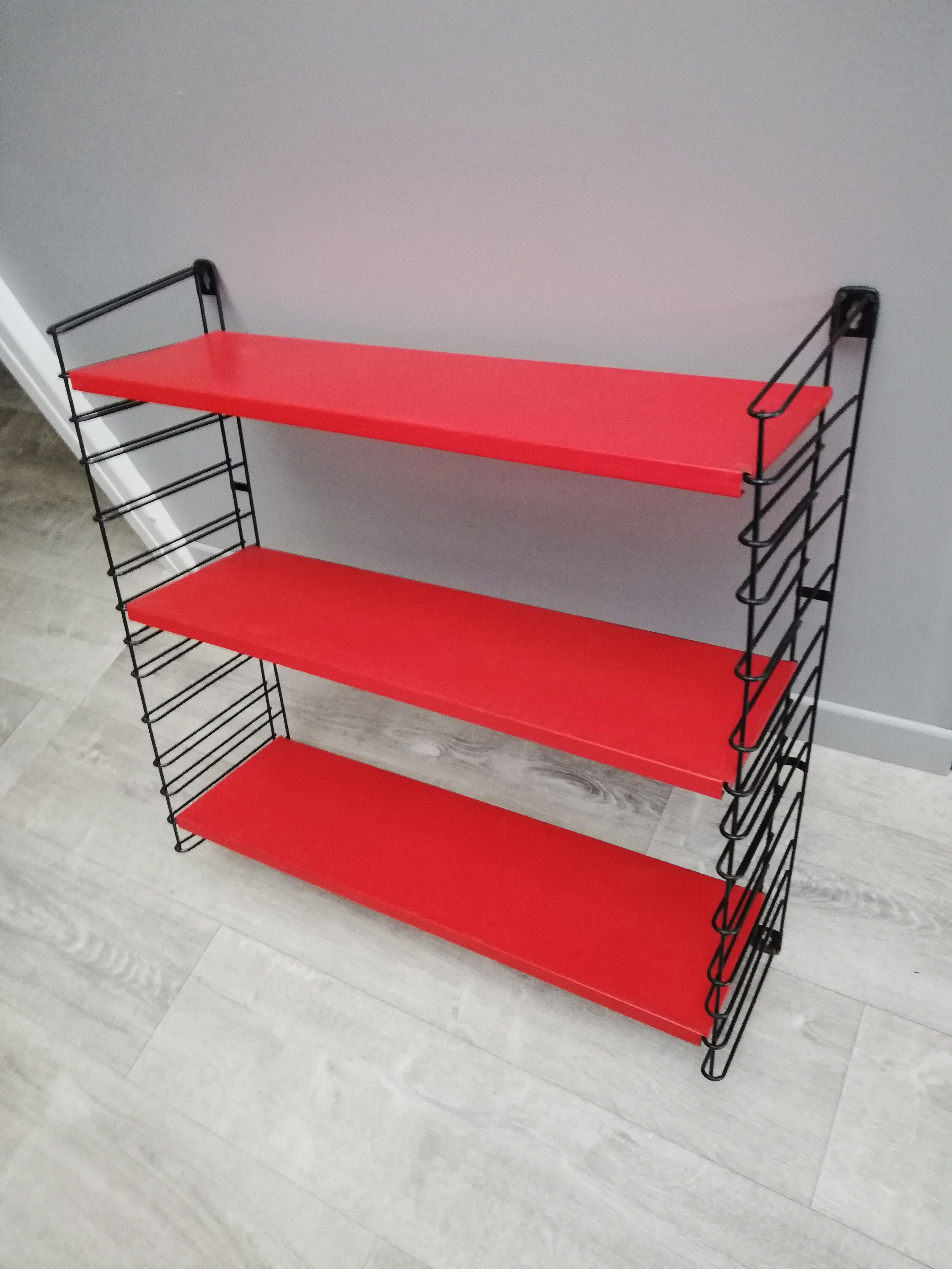 Tomado Holland stamped shelves