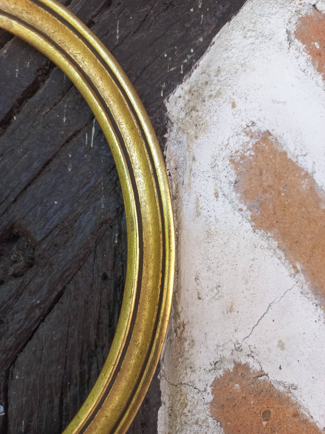 Oval golden medallion frame