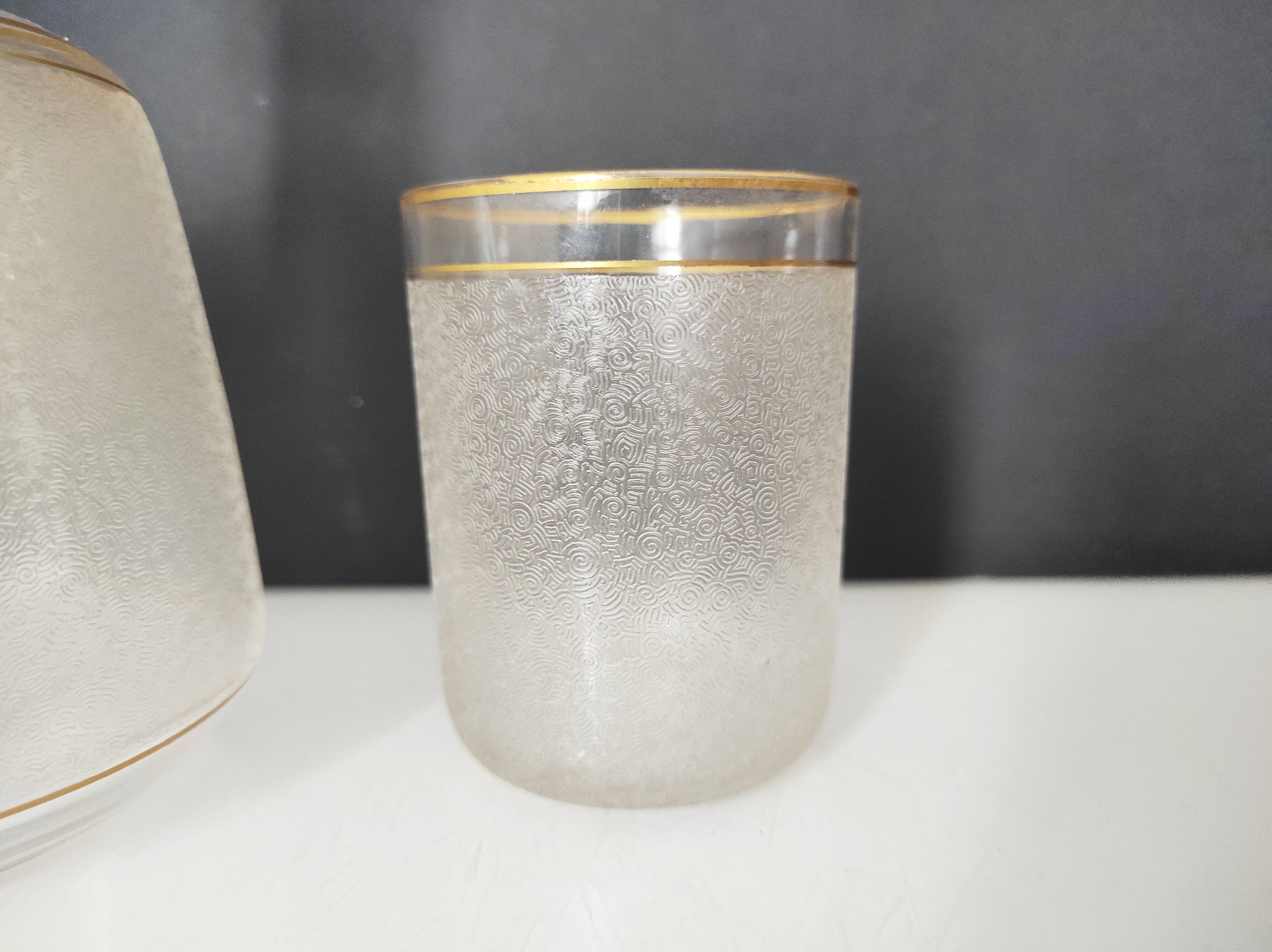 Carafe de nuit et son verre en verre givré