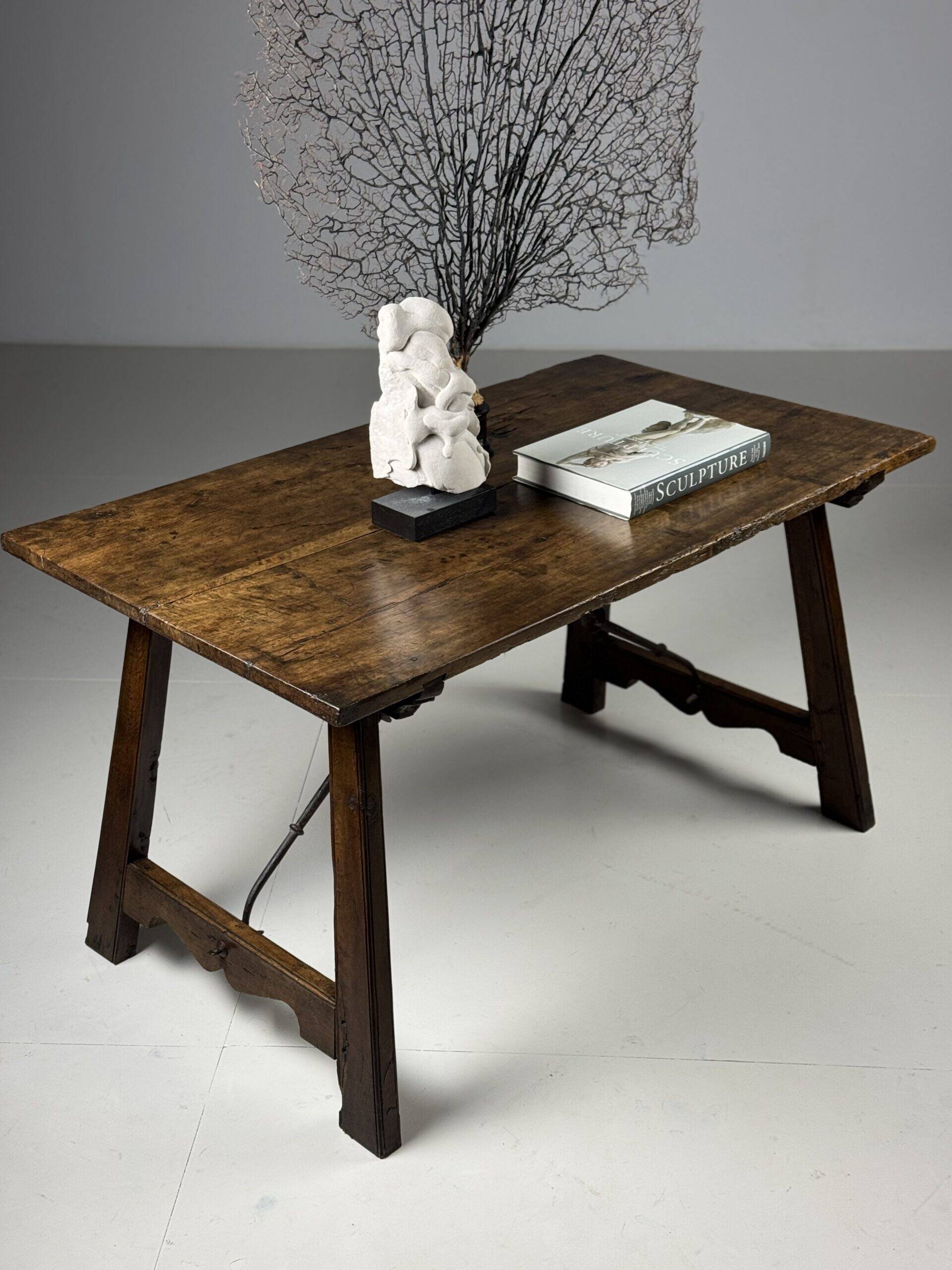 Table espagnole du XVIIIe siècle