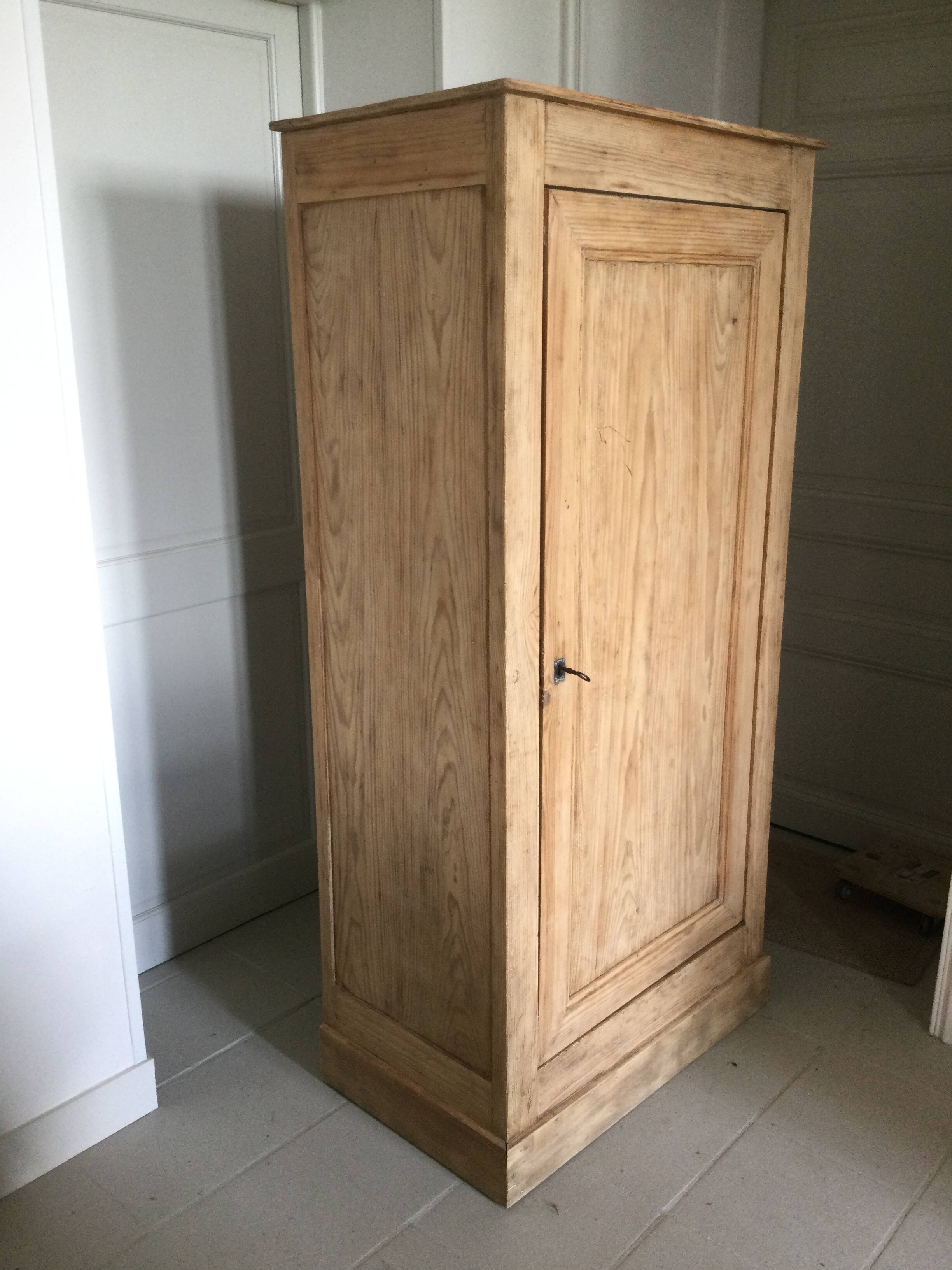 Small stripped antique bonnetière