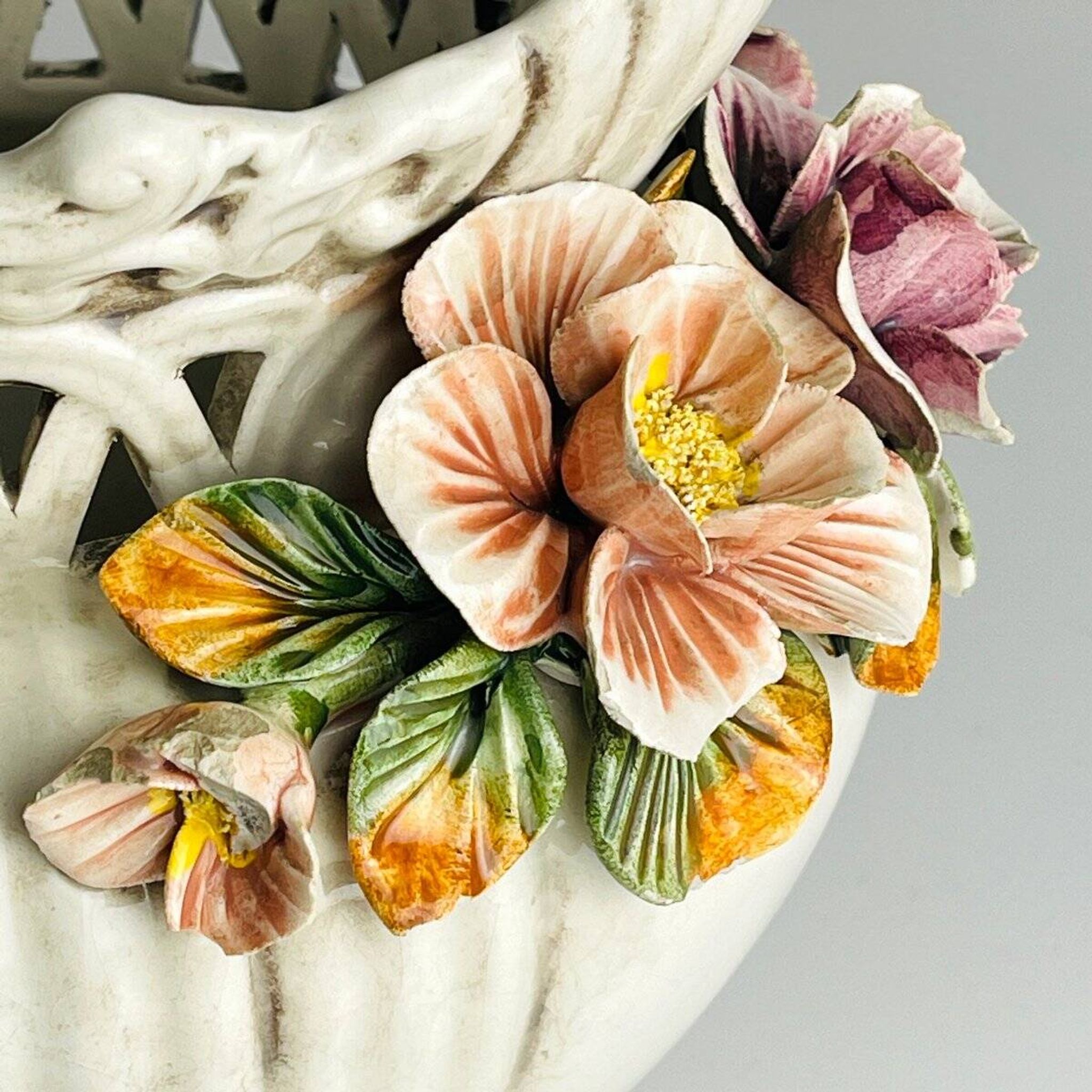 Vase en céramique avec fleurs, Italie, années 1950