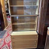Display in ash and lacquered metal