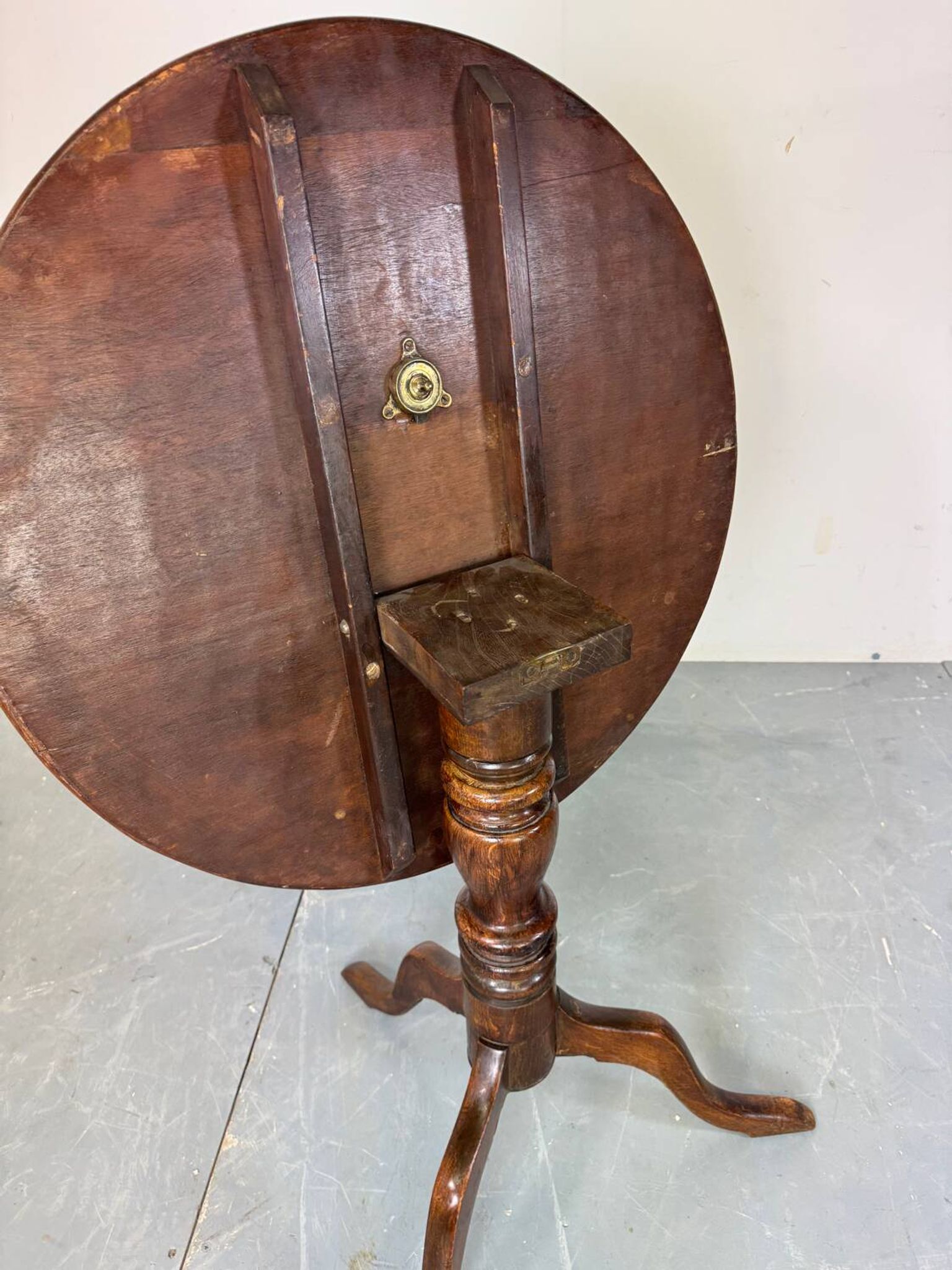 Round coffee table with an adjustable top in antique mahogany.