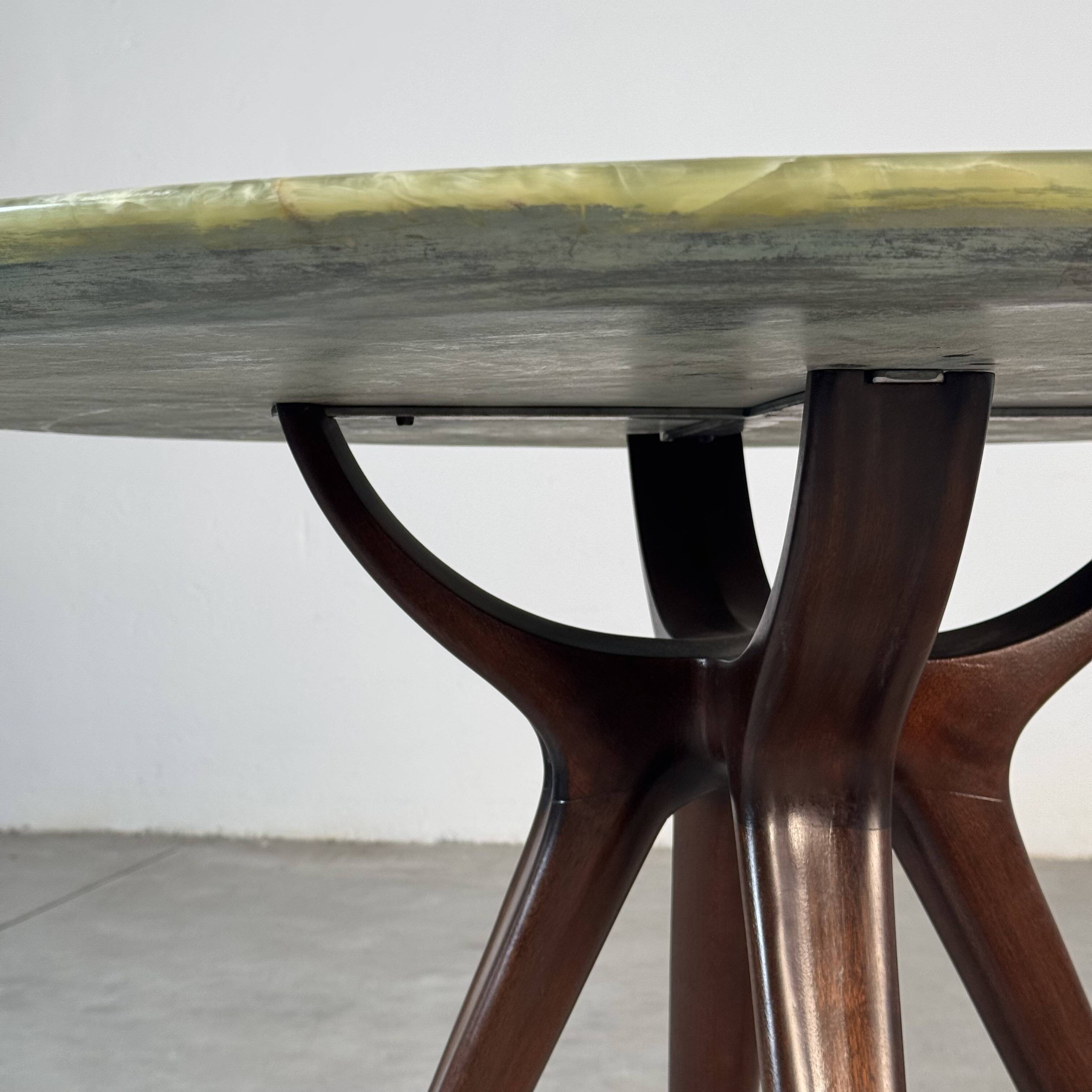 Round dining table in onyx and solid walnut by Osvaldo Borsani, 1950s.