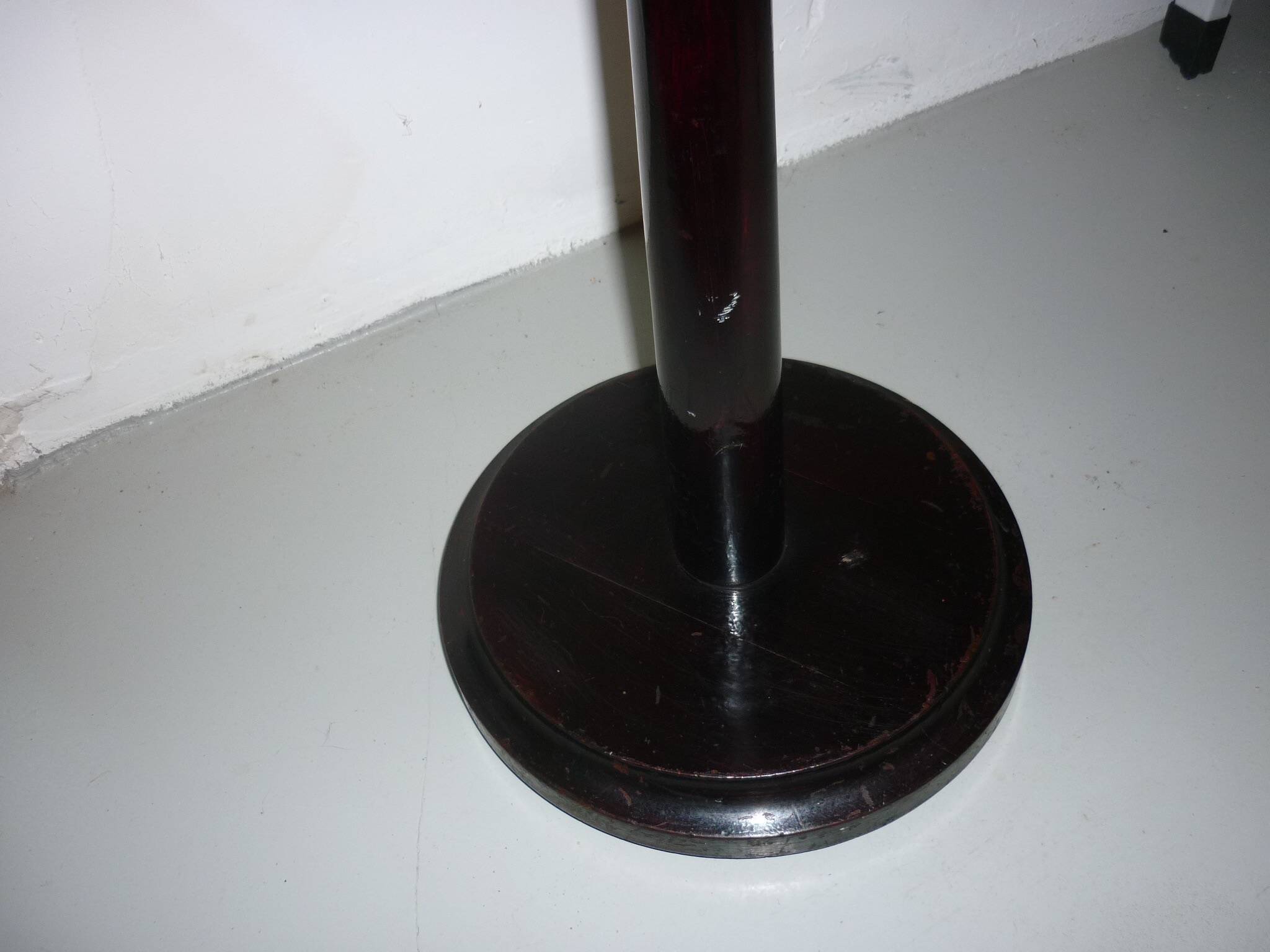 Cendrier en bois sur pied par-fumee