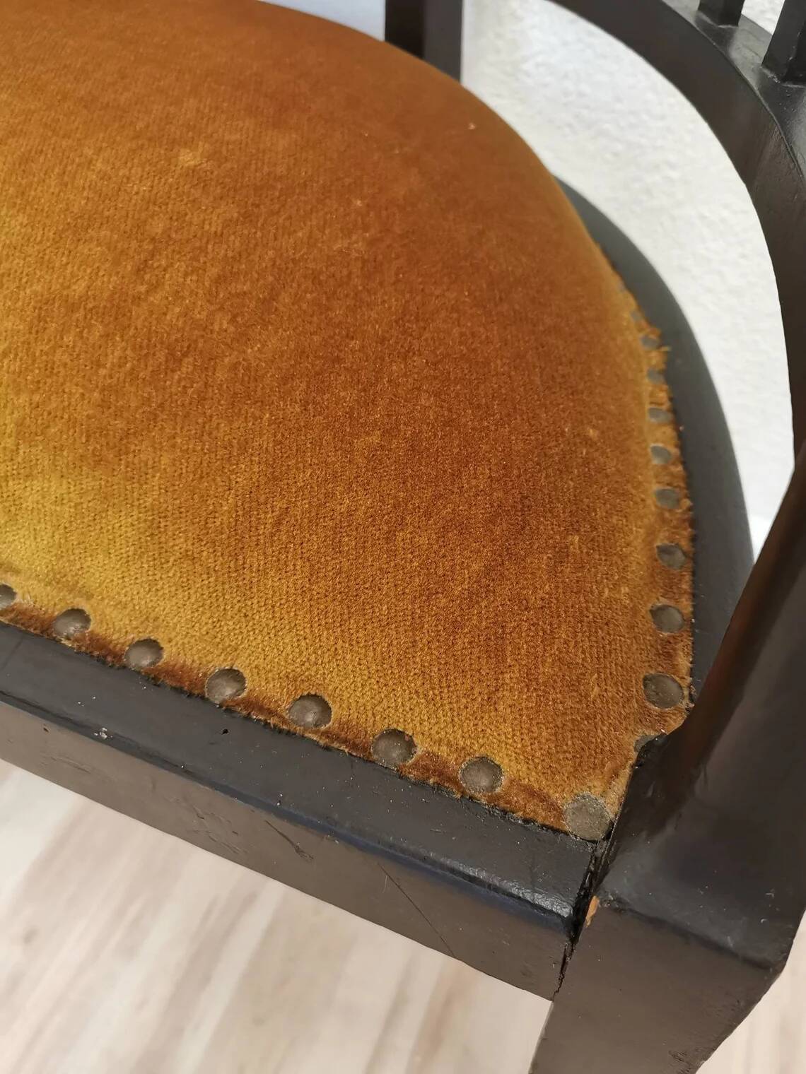 Banc Art Nouveau vintage en bois courbé : assise rembourrée des années 1950