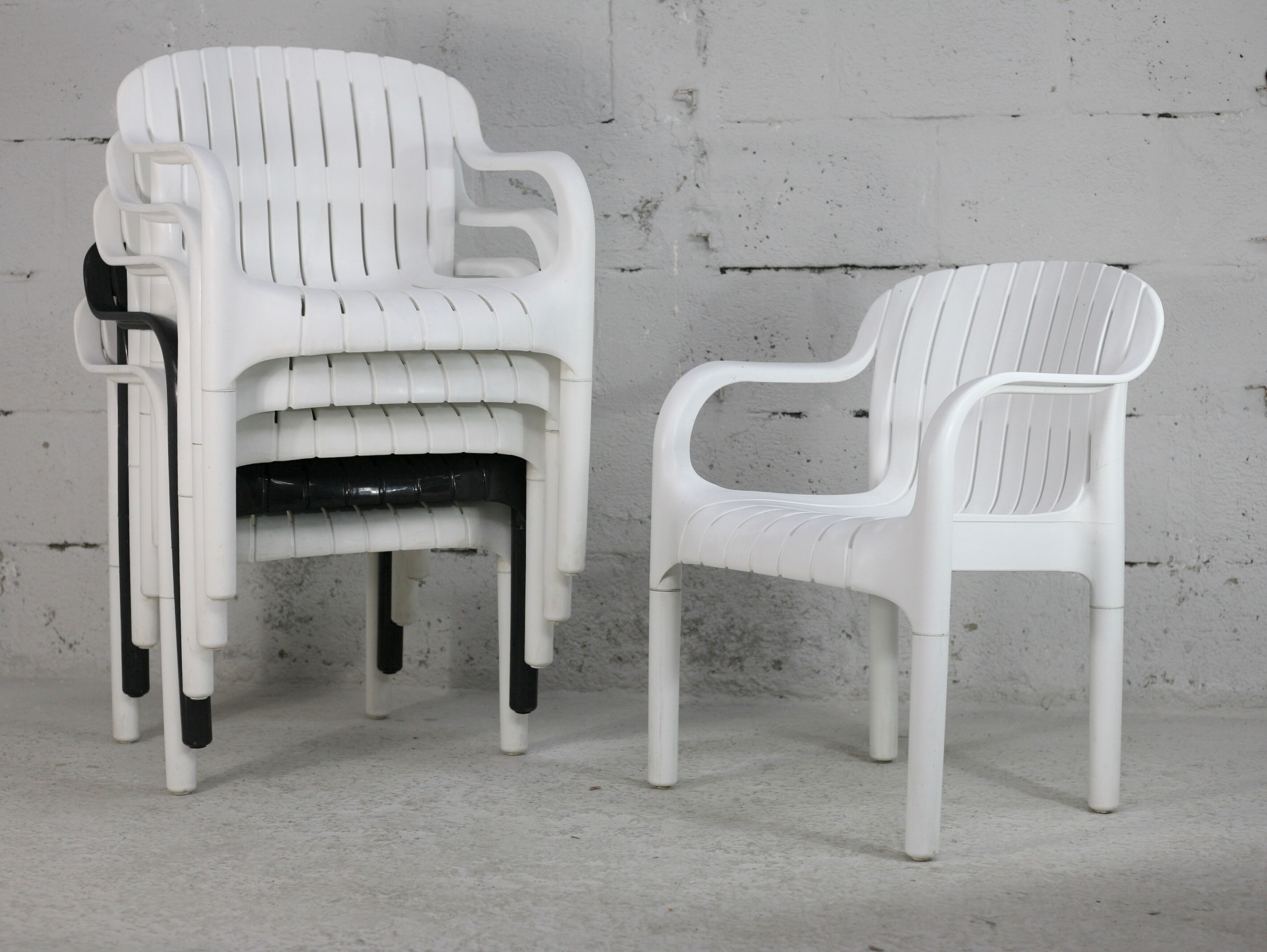 Pierre Paulin set of 6 outdoor armchairs "Dangari", Allibert. Plastic. France, 1980