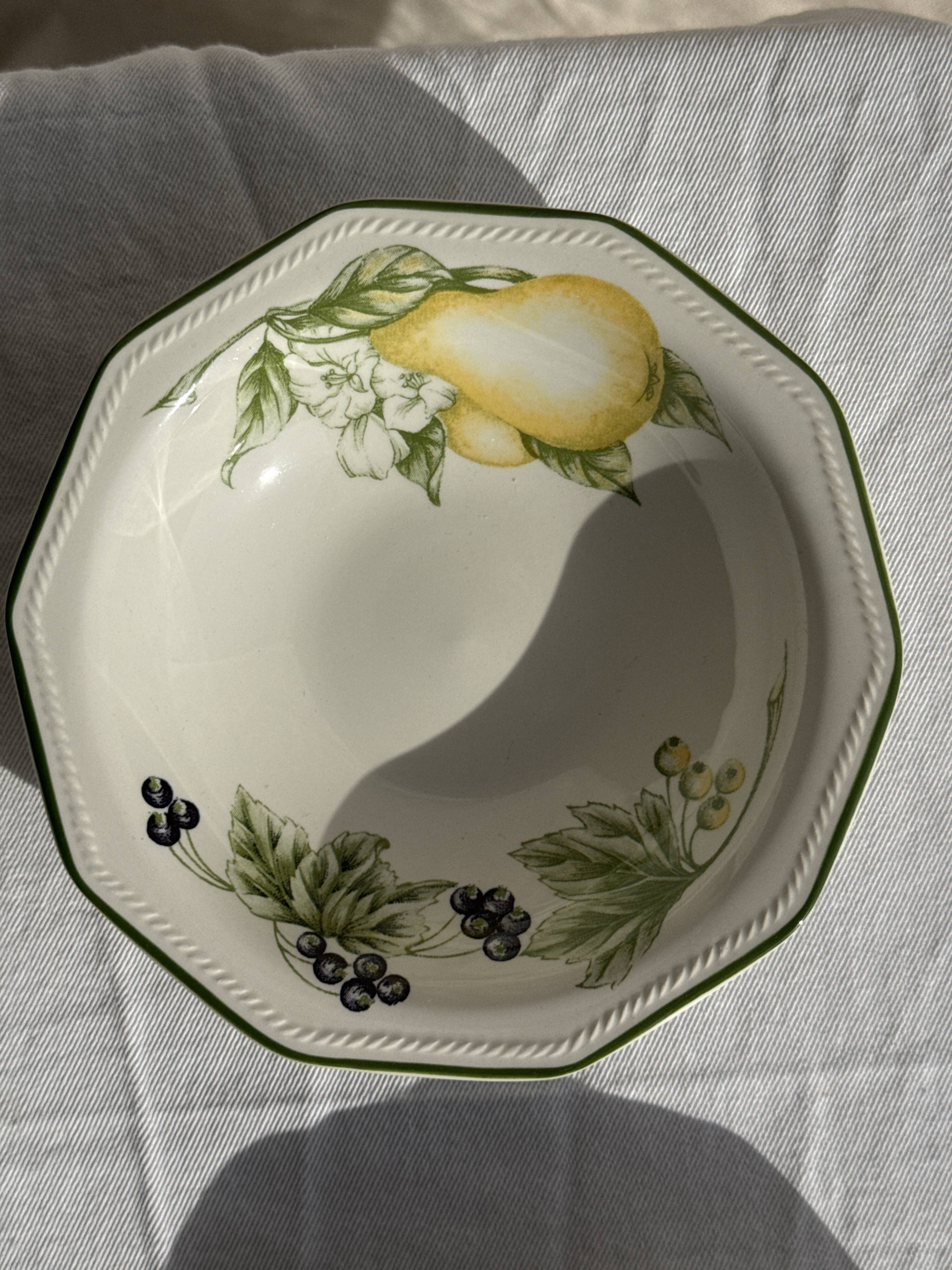 Set of 11 fruit-patterned bowls The Chartwell Collection England D17