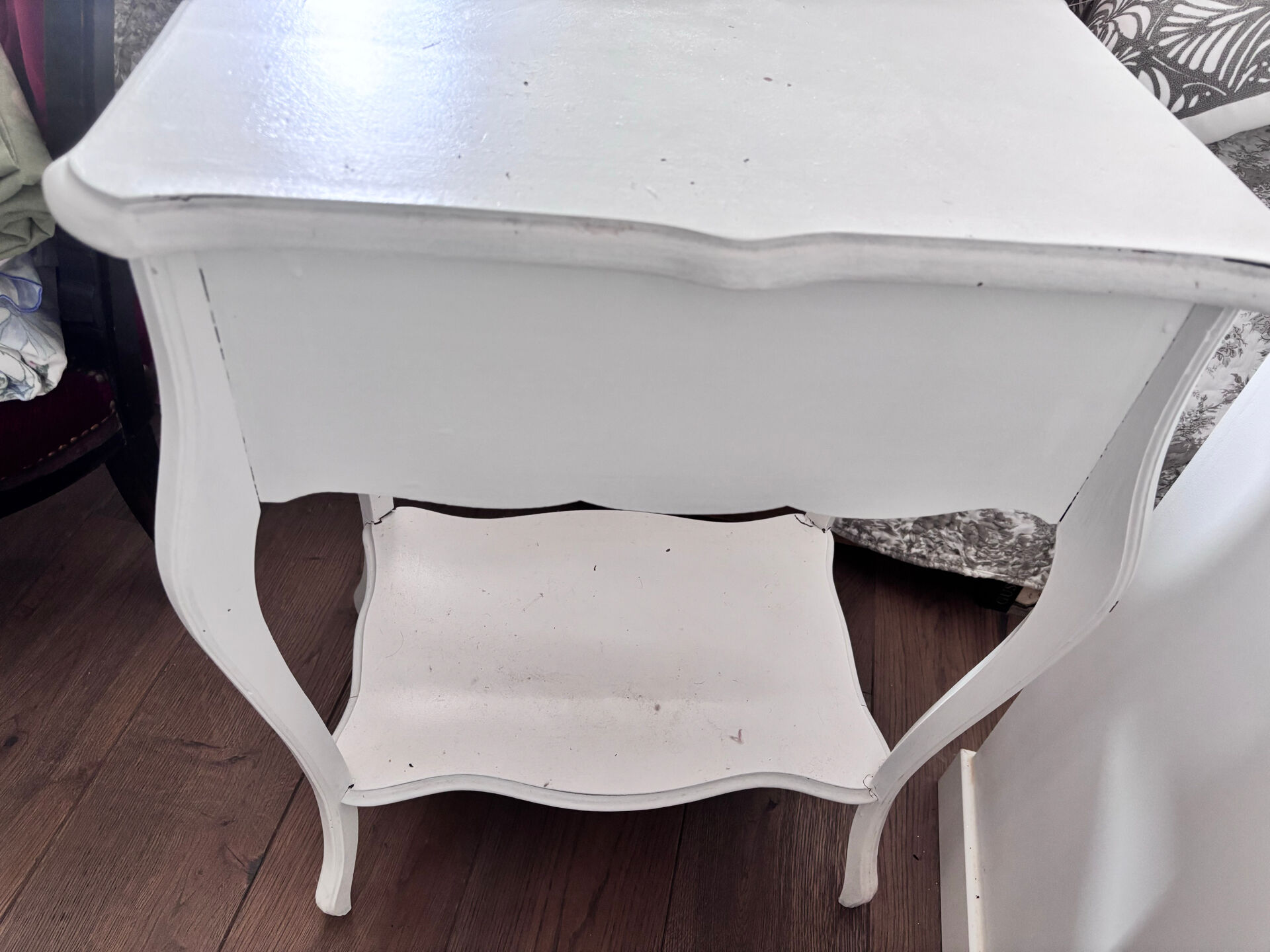 Louis XV style dressing table with retractable mirror – White painted wood