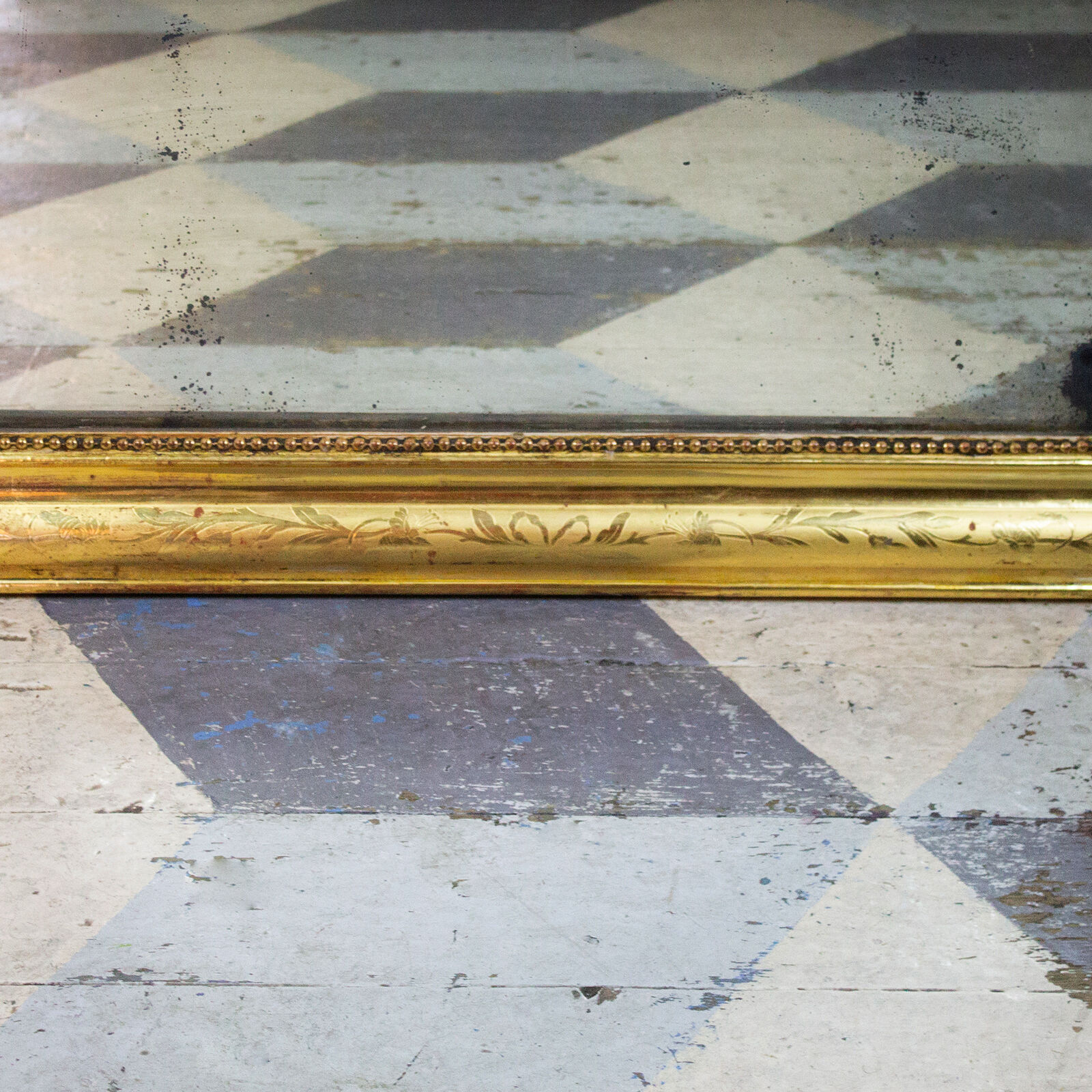 Miroir doré avec gravures,  118x96cm